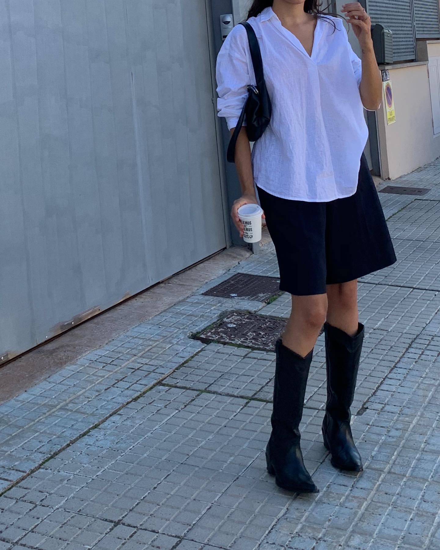 비 오는 날엔 롱부츠&반바지☔️
반바지 별 롱부츠 코디로 장마철에도 다양하게 코디해봐요🩳👢

1. 긴팔 티셔츠 + 버뮤다 데님 + 롱부츠

2. 민소매 + 아디다스 쇼츠 + 롱부츠

3. 수트 베스트 또는 셔츠 + 하프 슬랙스 + 롱부츠 이미지8