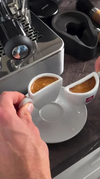 커피 원샷도 많은 사람을 위한 반샷☕️ 이미지