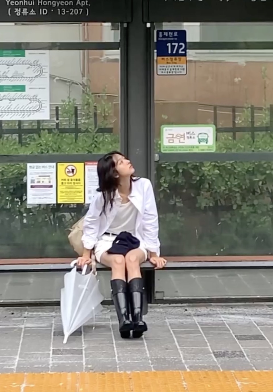 비 오는 날 무드도 너무 청순해☔️✨
이번 장마철엔 민하언니 코디 참고해봐🤍 이미지