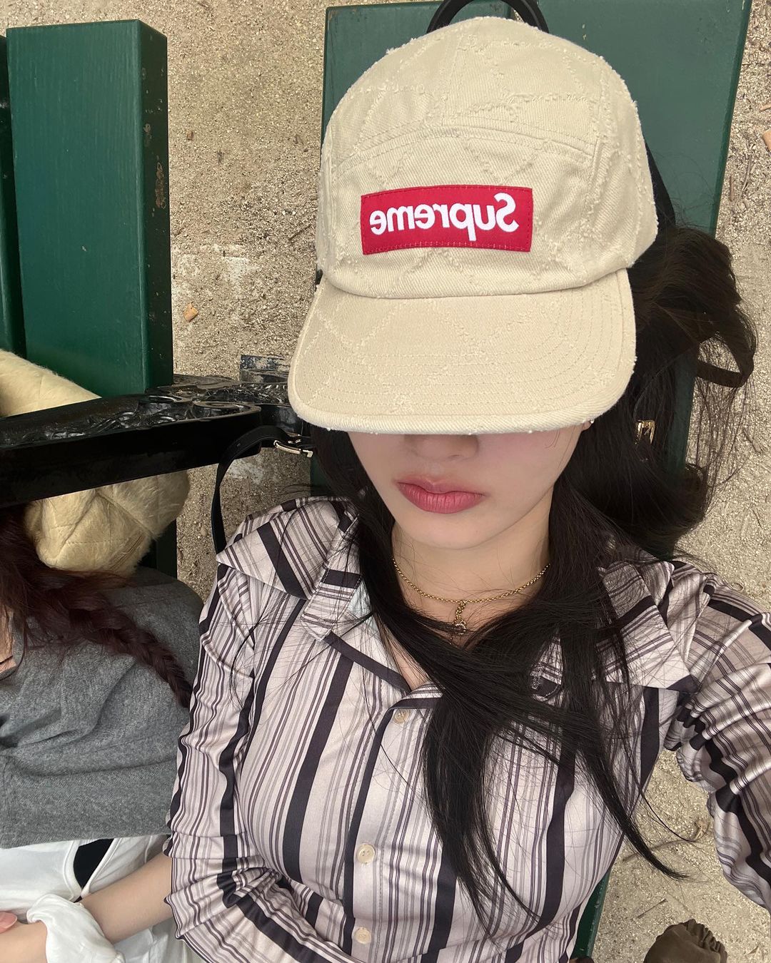 슈프림 캠프캡에 화사한 색감🎨🧢 이미지