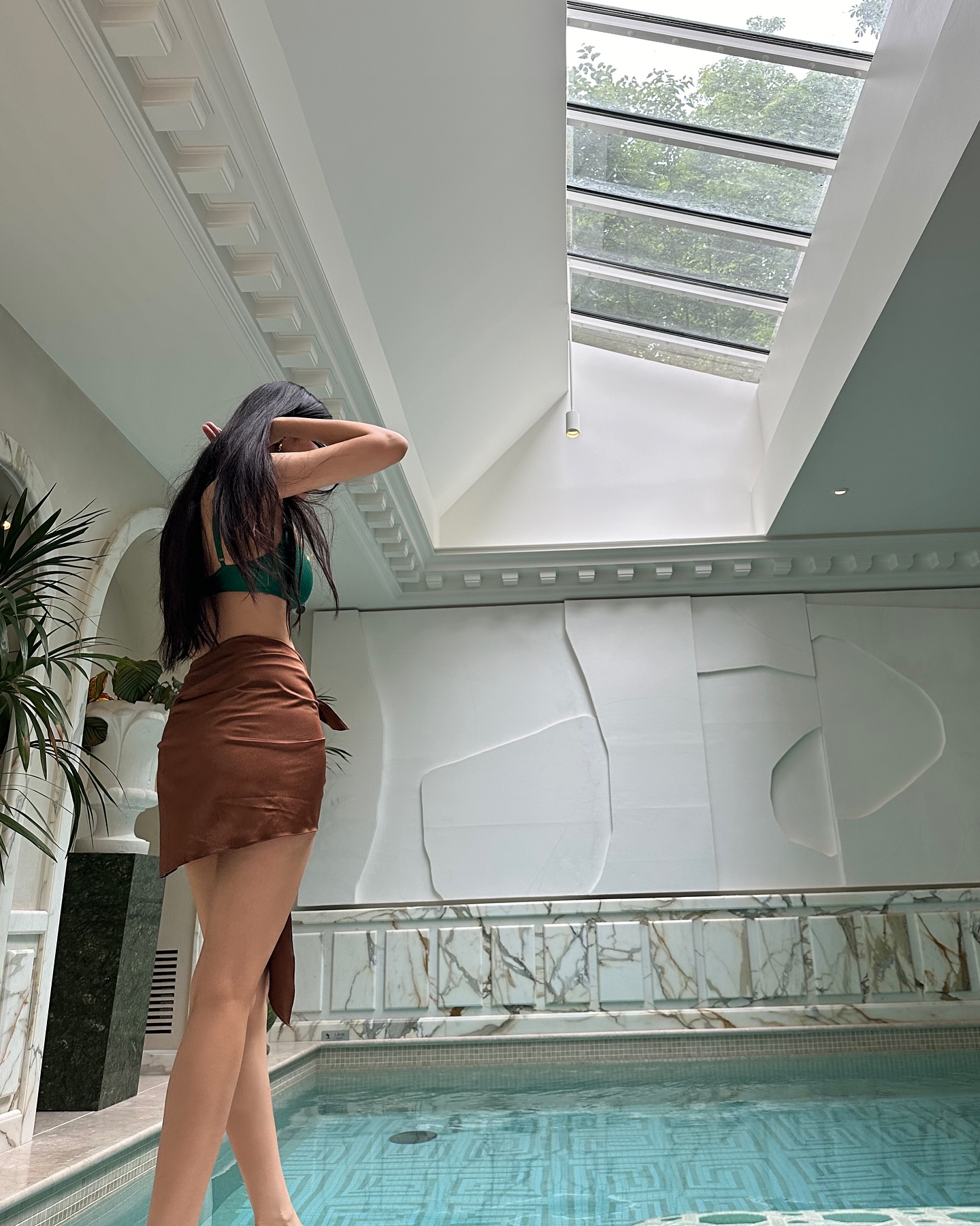올여름 수영복 그냥 입지 마세요🙅🏻‍♀️
커버업부터 힙한 스타일링까지👙 수영복 코디 추천 4가지🩱🤍

1. 수영복 + 와이드 팬츠
스트링 비키니에 와이드 팬츠 스타일링도 도전해 보세요. 편한 카고 팬츠나 트레이닝 팬츠를 로우라이즈로 스타일링하여 힙한 무드를 완성할 수 있습니다.

2. 수영복 + 셔츠
수영복은 입고 싶지만 노출이 부담스러운 분들은 셔츠를 걸쳐 보세요. 특히 상체 커버업에 효과적이며 햇빛으로부터 피부를 지켜 줄 살안타템으로도 제격이랍니다.

3. 수영복 + 랩스커트
하체를 커버하고 싶은 분들은 수영복에 랩스커트를 더해 보세요. 엉덩이와 허벅지를 커버해 줄 뿐만 아니라 페미닌한 무드 연출도 가능합니다. 

4. 수영복 + 숏 데님
꾸안꾸 휴가룩을 완성시켜 줄 아이템은 바로 숏 데님. 하체 커버업뿐만 아니라 모노키니를 민소매처럼 보이게 해 활용도가 매우 높은 아이템이죠. 이미지6