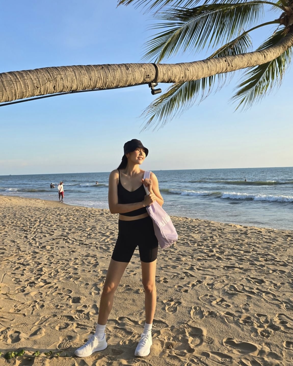 역시 한혜진💚 톱모델 클래스

자기관리의 아이콘 한혜진이 완벽한 몸매를 뽐냈습니다. 한혜진은 본인 SNS를 통해 “다들 여름휴가는 다녀오셨나요? 저는 베트남 푸쿠옥으로 갔다 왔어요!”라는 글과 함께 여러 장의 사진을 게재했는데요. 공개된 사진 속 한혜진은 블랙 컬러의 브라톱과 바이커 쇼츠를 입고 모델다운 비율과 함께 군살 하나 없는 탄탄한 몸매를 자랑하며 톱모델다운 포스를 보여줬습니다. 이미지5