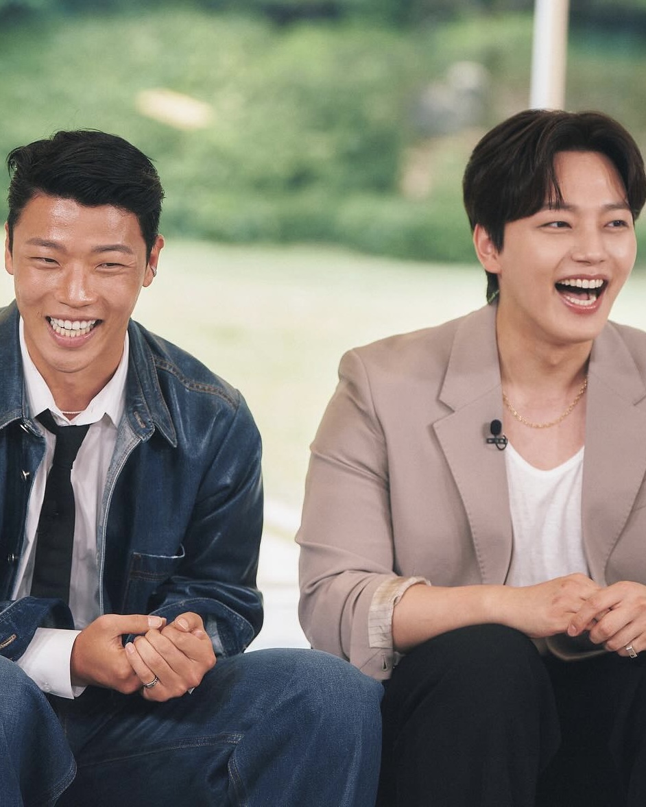드디어 공개된 도플갱어 투 샷🫢

여진구가 황희찬과 투 샷을 공개했습니다. 지난 19일 여진구는 ‘유 퀴즈 온 더 블럭’에 출연해 유재석이 “황희찬 선수 별명이 ‘여진구’다. 두 사람이 닮긴 닮았다”고 하자, 여진구는 “저도 뵙고 싶다”고 말하며 영상 편지를 남겼는데요. 이어 유재석이 황희찬의 ‘유퀴즈’ 출연 예고 소식을 전해 ‘유퀴즈’ 황희찬 편에 여진구가 깜짝 출연한 것으로 추측되고 있습니다. 이미지
