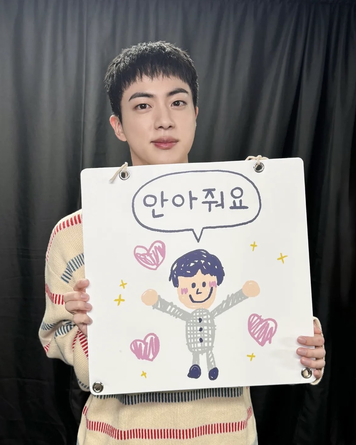 전역하자마자 열일하는 진🥹💛

방탄소년단 진이 ‘푹 쉬면 다행이야’에 출연합니다. ‘푹 쉬면 다행이야’는 안정환이 무인도 폐가를 고쳐 시청자를 초대하는 ‘0.5성급 무인도 체크인’리얼리티 프로그램으로, 진은 전역 후 출연하는 첫 예능 프로그램인데요. 이미 촬영은 끝마친 것으로 알려졌으나 해당 녹화분 방송일은 아직 미정입니다. 이미지