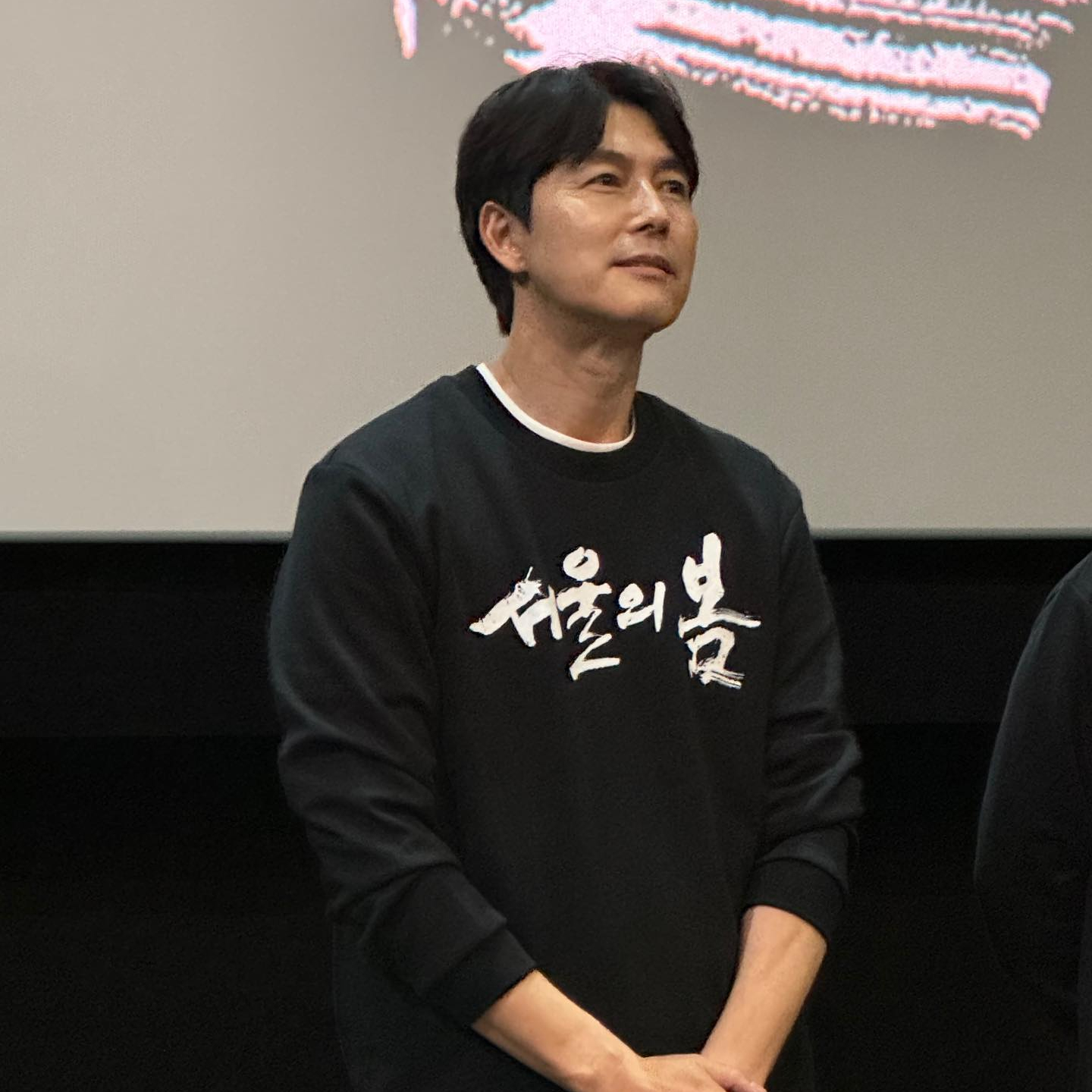 진짜 핸섬가이즈들이 뜬다🙋‍♂️✨

송중기와 정우성이 영화 ‘핸섬가이즈’ GV에 참석합니다. 정우성과 송중기는 이번 작품에 등장하지 않지만, 이성민과 ‘서울의 봄’, ‘재벌집 막내아들’을 함께한 인연으로 응원하기 위해 나서는데요. 정우성은 오늘(2일) 메가박스 코엑스에, 송중기는 5일 롯데시네마 월드타워 극장에 방문할 예정입니다. 이미지3