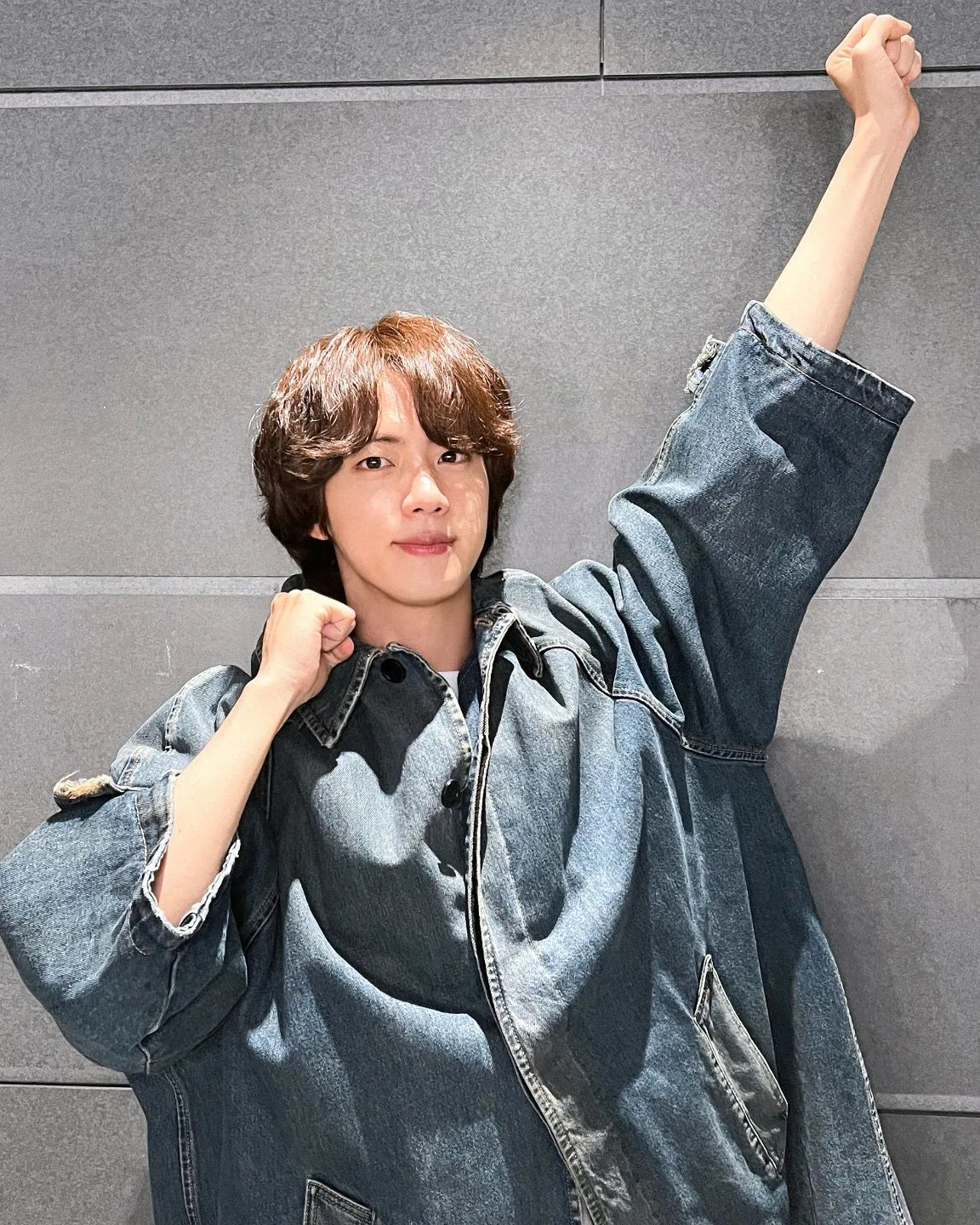 이번 성화 봉송 한국 주자는 진✨

방탄소년단 진이 오는 27일(한국 시각) 파리에서 열리는 ’2024 파리 하계 올림픽’ 성화 봉송 주자로 나섭니다. 이번 올림픽 성화봉송 주자는 약 1만 1천 명으로 알려진 가운데, 진도 이에 참가하여 평화의 횃불을 들고 달릴 예정인데요. 이를 위해 진은 조만간 프랑스 현지로 출국한 계획이며, 날짜와 장소는 아직 알려지지 않았습니다.

사진: Jin of BTS @jin 이미지