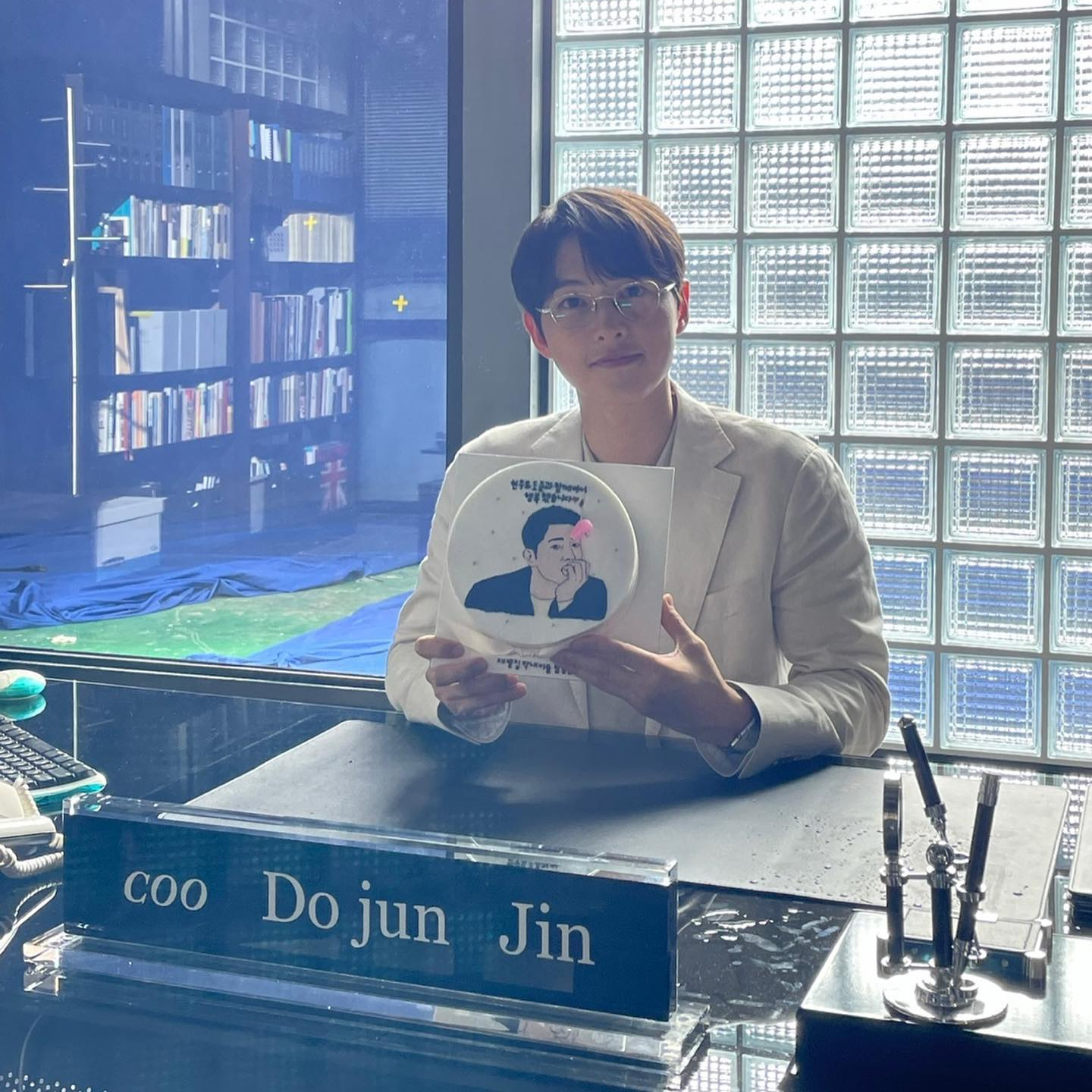 진짜 핸섬가이즈들이 뜬다🙋‍♂️✨

송중기와 정우성이 영화 ‘핸섬가이즈’ GV에 참석합니다. 정우성과 송중기는 이번 작품에 등장하지 않지만, 이성민과 ‘서울의 봄’, ‘재벌집 막내아들’을 함께한 인연으로 응원하기 위해 나서는데요. 정우성은 오늘(2일) 메가박스 코엑스에, 송중기는 5일 롯데시네마 월드타워 극장에 방문할 예정입니다. 이미지2