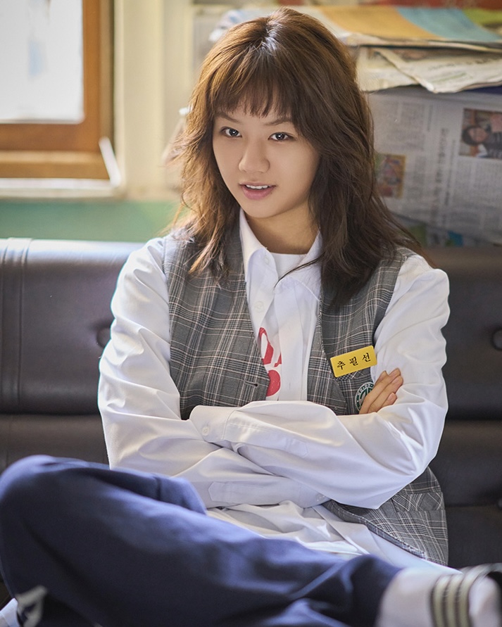이젠 덕선이 아니고 필선이💃

영화 ‘빅토리’에서 춤생춤사 센터, 댄서 지망생 ‘필선’ 역을 맡은 혜리의 캐릭터 스틸이 공개됐습니다. 공개된 사진 속 혜리는 큰 사이즈의 의상과 짧은 앞머리, 자유분방한 헤어스타일로 Y2K 분위기를 완벽하게 소화했는데요. 늘 놀라운 소화력으로 캐릭터와 일체화된 연기를 펼쳐온 혜리는 이번에도 넘치는 에너지로 관객들에게 또 다른 매력을 선사할 예정입니다. 혜리의 새로운 인생 캐릭터가 담긴 영화 ‘빅토리’는 8월 14일 개봉됩니다. 이미지