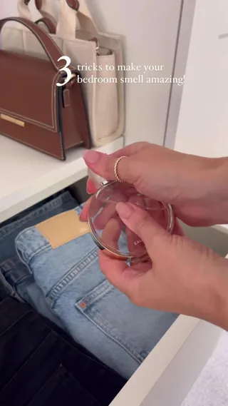 방을 향긋하고 쾌적하게🍃🤍꿀팁
주말에 집콕한다면? 쉽고 간편하게 향기를 더하는 방법🏠🧼
1. 다이소에서 구매할 수 있는 소음방지패드에 향수나 에센셜 오일을 뿌린 후 서랍 안쪽에 붙여주세요.
2. 과탄산소다와 에센셜 오일을 사용해 매트리스의 냄새를 제거할 수 있어요. 냄새와 습기를 흡수하기 위해 매트리스 위에 과탄산소다를 30분 이상 뿌려둔 후 청소기를 이용해 정리합니다.
3. 쿠션에 향기 주머니를 만들어 넣어보세요. 미니 파우치에 엡솜염을 넣은 뒤 에센셜 오일을 뿌려 주머니를 만들 수 있습니다. 이미지