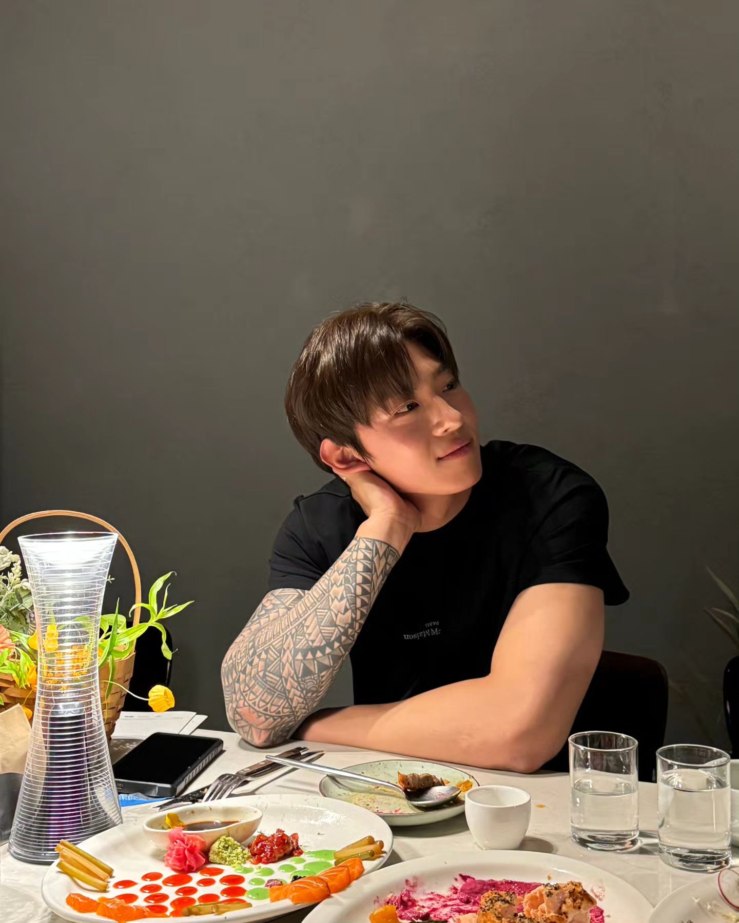 검정반팔은 덱스처럼 무심하게 툭♣️ 이미지