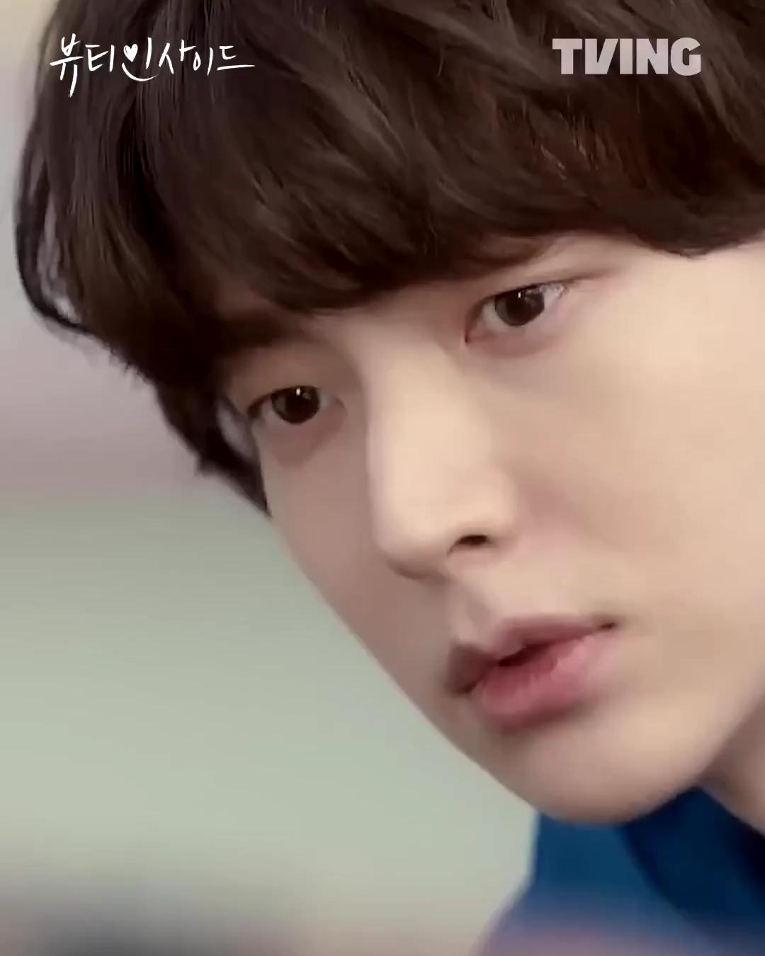 월드게이에 진심인 나라👨🏻‍❤️‍👨🏻

케이윌 ‘내게 어울릴 이별 노래가 없어’에서 또 한 번 브로맨스를 보여준 서인국과 안재현이 ‘월드게이’로 큰 사랑을 받고 있죠. 뮤직비디오 3편을 제작해 달라는 요청이 쇄도하고 있는 가운데, 티빙과 웨이브가 제작한 영상이 눈길을 끌고 있습니다. 티빙과 웨이브는 공식 SNS를 통해 서인국과 안재현이 출연한 작품을 교차편집한 영상을 공개했는데요. 고퀄리티 영상에 뜨거운 반응을 불러일으키며 많은 사람들의 웃음을 자아냈습니다. 이미지