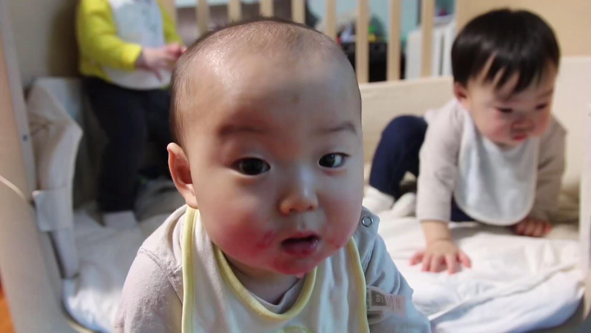 삼둥이 분내 나던 시절👼🏻💛

대한, 민국, 만세 그리고 송일국의 출연 소식으로 뜨거운 관심을 받았던 ‘유 퀴즈 온 더 블럭’ 삼둥이 편이 오늘(3일) 방송됩니다. ‘유퀴즈’는 공식 SNS에 삼둥이의 어린 시절 모습이 담긴 동영상을 게재하며 예고했는데요. 폭풍 성장한 모습으로 랜선 이모 삼촌들을 놀라게 했던 대한, 민국, 만세 모습은 오늘(3일) 저녁 8시 45분에 만날 수 있습니다. 이미지