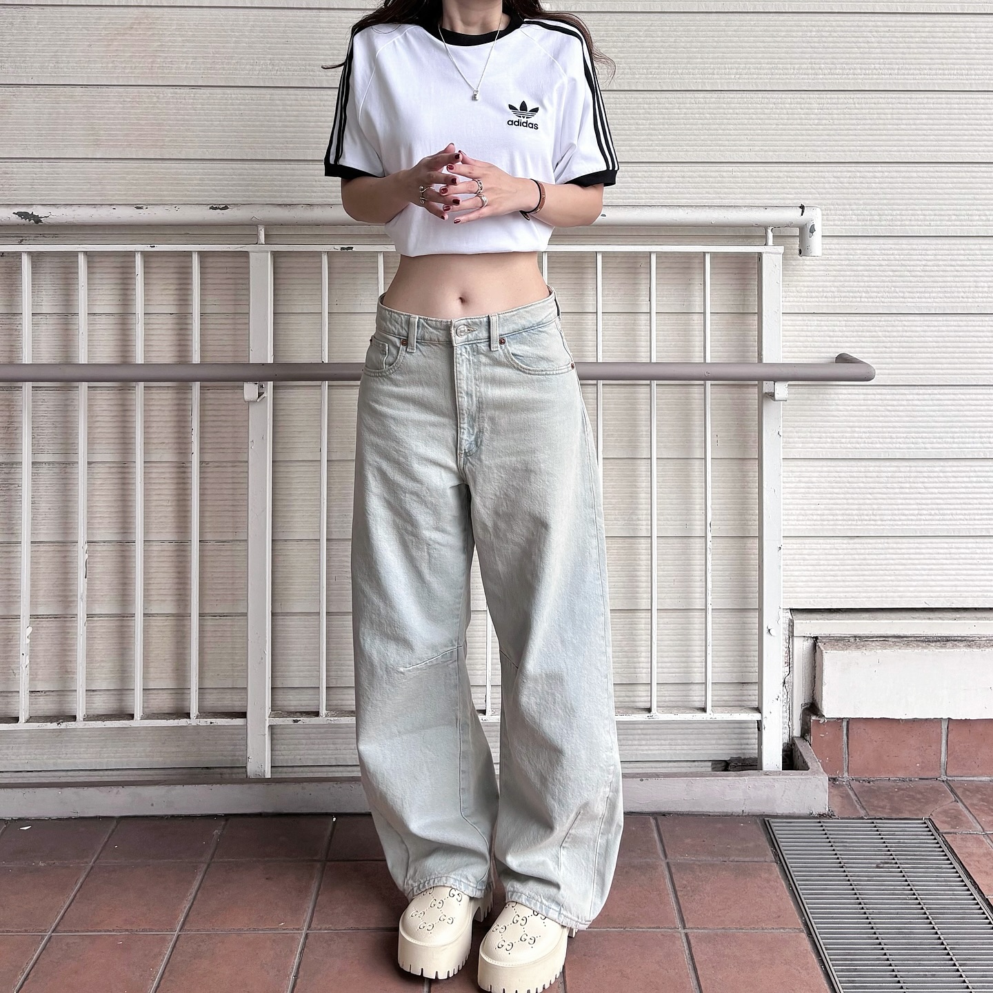 요즘 유행하는 링거티 브랜드💚
옷 잘 입는 패피들의 올여름 미니멀 반팔티는?👕✔️@참고해

1. 꾸레쥬

2. 아디다스

3. 셀린느

4. 미우미우 이미지4