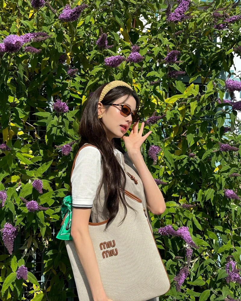 제니&장원영&장윤주 픽✔️🕶️
트렌디한 미우미우 리가드 선글라스, 가격은 58만 원.✨🐆 이미지2