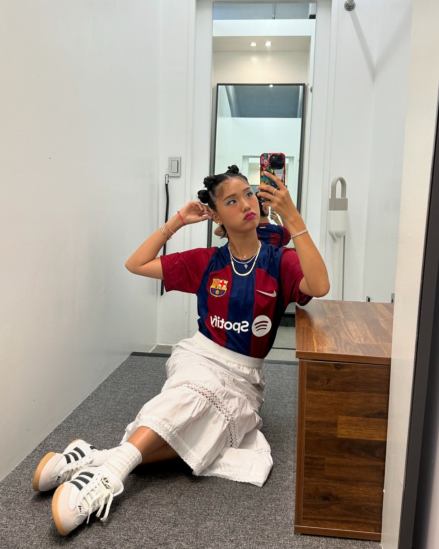 블록코어의 꾸준한 인기🏟️🤍
아이템도 더 다양해진 블록코어🏀셀럽들의 코디법 @참고해🙌🏻

1. 닝닝, 나띠 - 야구 유니폼 + 버뮤다 데님

2. 쥴리, 미연 - 크롭 탑 + 농구 반바지

3. 예인, 미미 - 축구 유니폼 + 화이트 스커트

4. 여연희, 심소영 - 셔츠 + 탱크탑 + 아디다스 쇼츠 이미지6