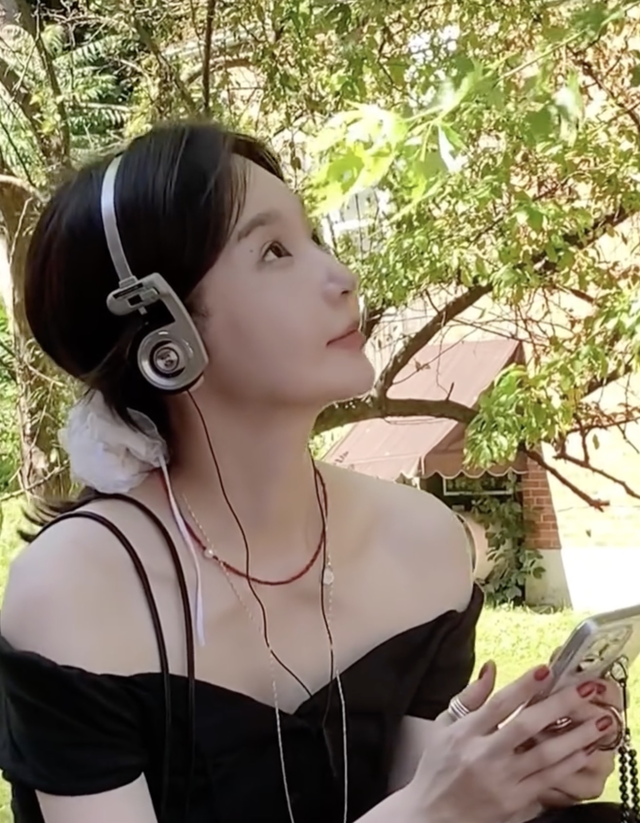 레전드 얼짱이잖아..🍃✨
까부라진 옷 입은 민경언니가 젤 좋아💗 이미지