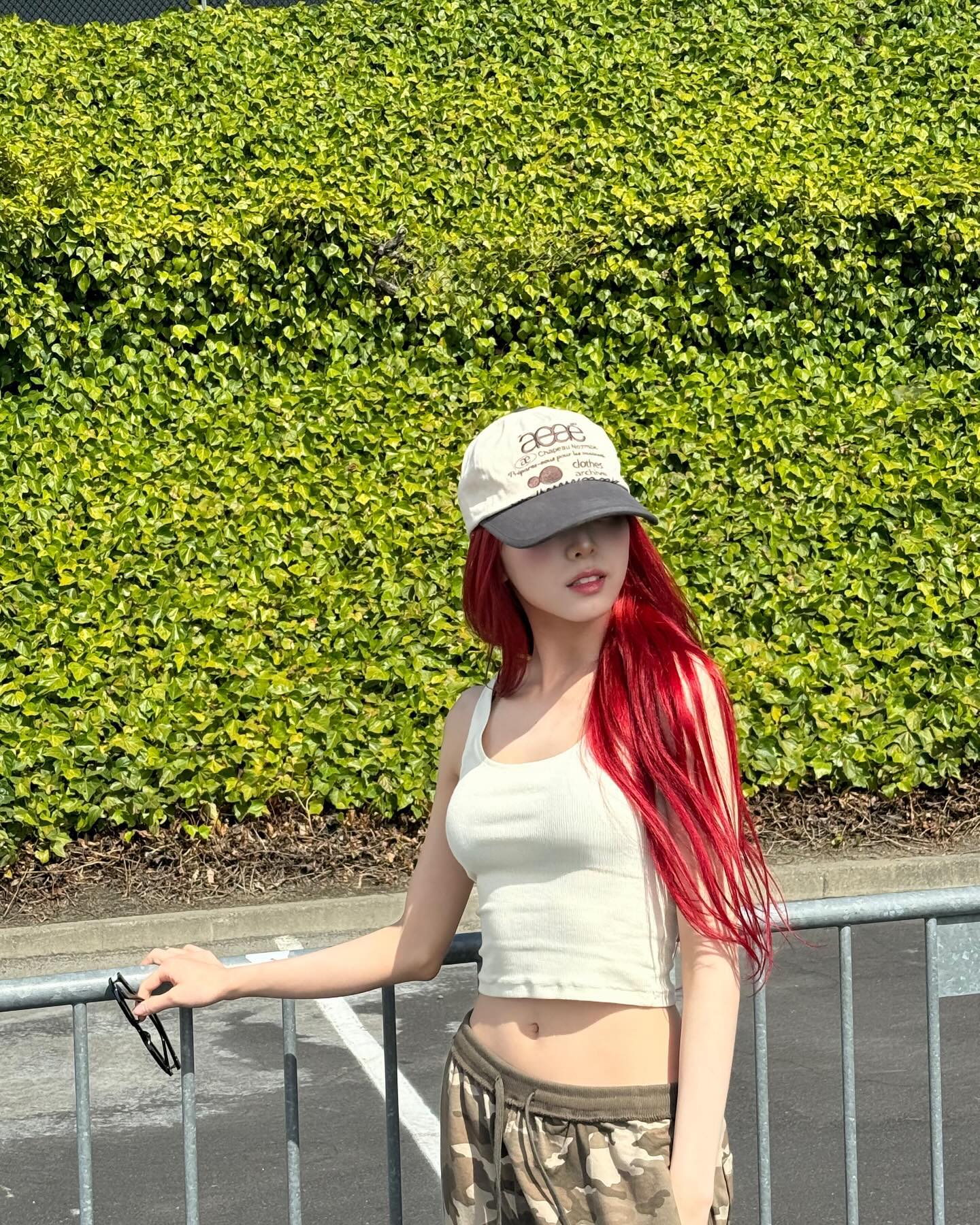 여돌들이 말아주는 핫한 Y2K❤️‍🔥
빈티지한 볼캡에 크롭 스타일링🧢링귀걸이까지 더하면 완벽✨ 이미지7