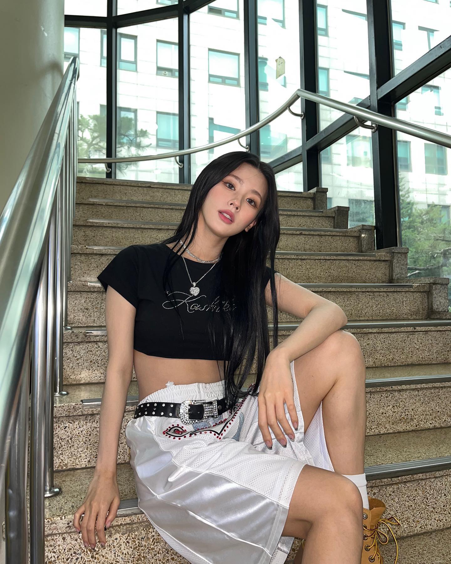 블록코어의 꾸준한 인기🏟️🤍
아이템도 더 다양해진 블록코어🏀셀럽들의 코디법 @참고해🙌🏻

1. 닝닝, 나띠 - 야구 유니폼 + 버뮤다 데님

2. 쥴리, 미연 - 크롭 탑 + 농구 반바지

3. 예인, 미미 - 축구 유니폼 + 화이트 스커트

4. 여연희, 심소영 - 셔츠 + 탱크탑 + 아디다스 쇼츠 이미지4