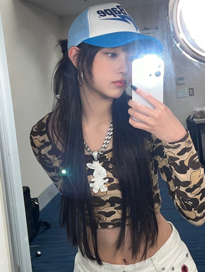 여돌들이 말아주는 핫한 Y2K❤️‍🔥
빈티지한 볼캡에 크롭 스타일링🧢링귀걸이까지 더하면 완벽✨ 이미지3