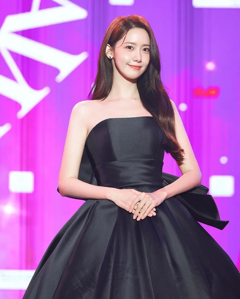 윤아👸🏻 전현무와 3년 연속 MC로
윤아가 전현무와 함께 ‘제3회 청룡시리즈어워즈’ MC로 호흡을 맞춥니다. 윤아는 전현무와 지난 2022년 국내 최초 오리지널 스트리밍 시리즈를 대상으로 시도된 ‘청룡시리즈어워즈’의 초대 MC를 맡은 후부터 3년 연속 사회자로서 활약할 예정인데요. 19일 오후 8시 30분 인천 파라다이스시티에서 개최되며, KBS2를 통해 생중계될 예정입니다. 이미지2