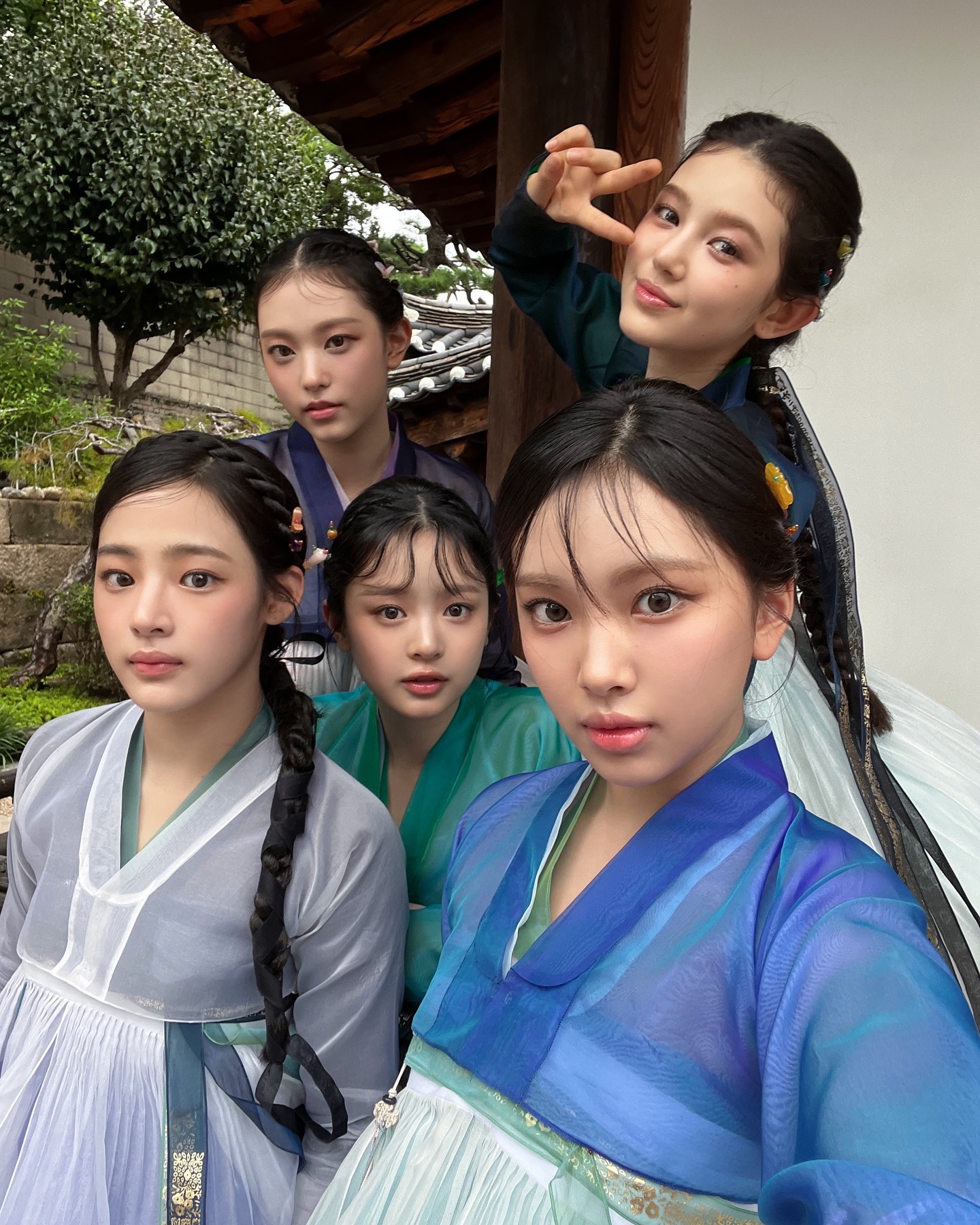 한국관광 홍보대사🇰🇷뉴진스🐰

뉴진스가 한국관광공사 선정 ‘2024 한국관광 명예 홍보대사’로 위촉됐습니다. 뉴진스는 홍보대사로서 앞으로 한국의 매력과 관광을 전 세계에 알리는 역할을 할 예정인데요. 지난 5월 ‘2024 코리아 온 스테이지’에 참석해 한복을 입고 무대를 선사하며 한국의 미를 알린 바 있죠. 뉴진스의 한국관광 명예 홍보대사 위촉식은 이달 중 열릴 예정이며, 정확한 일정은 아직 공개되지 않았습니다. 이미지