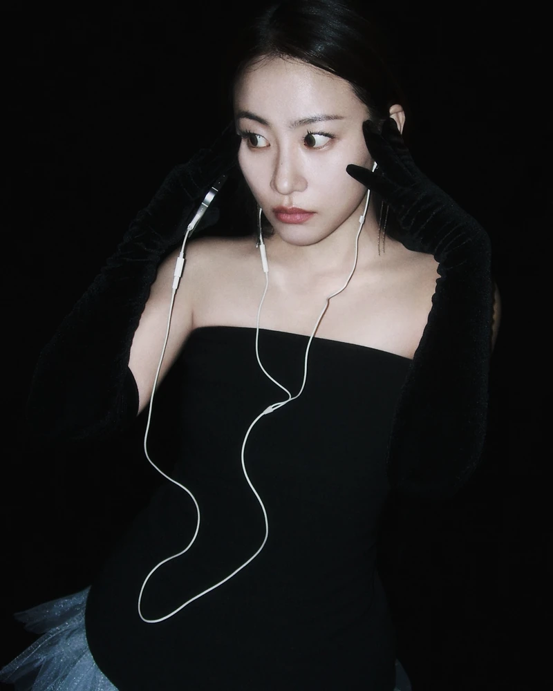어반자카파 조현아 솔로 컴백💜
그룹 어반자카파 조현아가 솔로 앨범으로 돌아옵니다. 오늘(4일) 소속사 앤드류 컴퍼니는 조현아의 새 솔로 앨범 콘셉트 포토를 공개했는데요. 공개된 사진 속 조현아는 보라색 스핑글 드레스에 길게 땋은 머리를 선보이며 몽환적인 분위기를 연출해 솔로 앨범에 대한 기대감을 높였습니다. 6년여 만에 솔로 앨범으로 돌아온 조현아의 ‘줄게’는 내일(5일) 공개됩니다. 이미지3