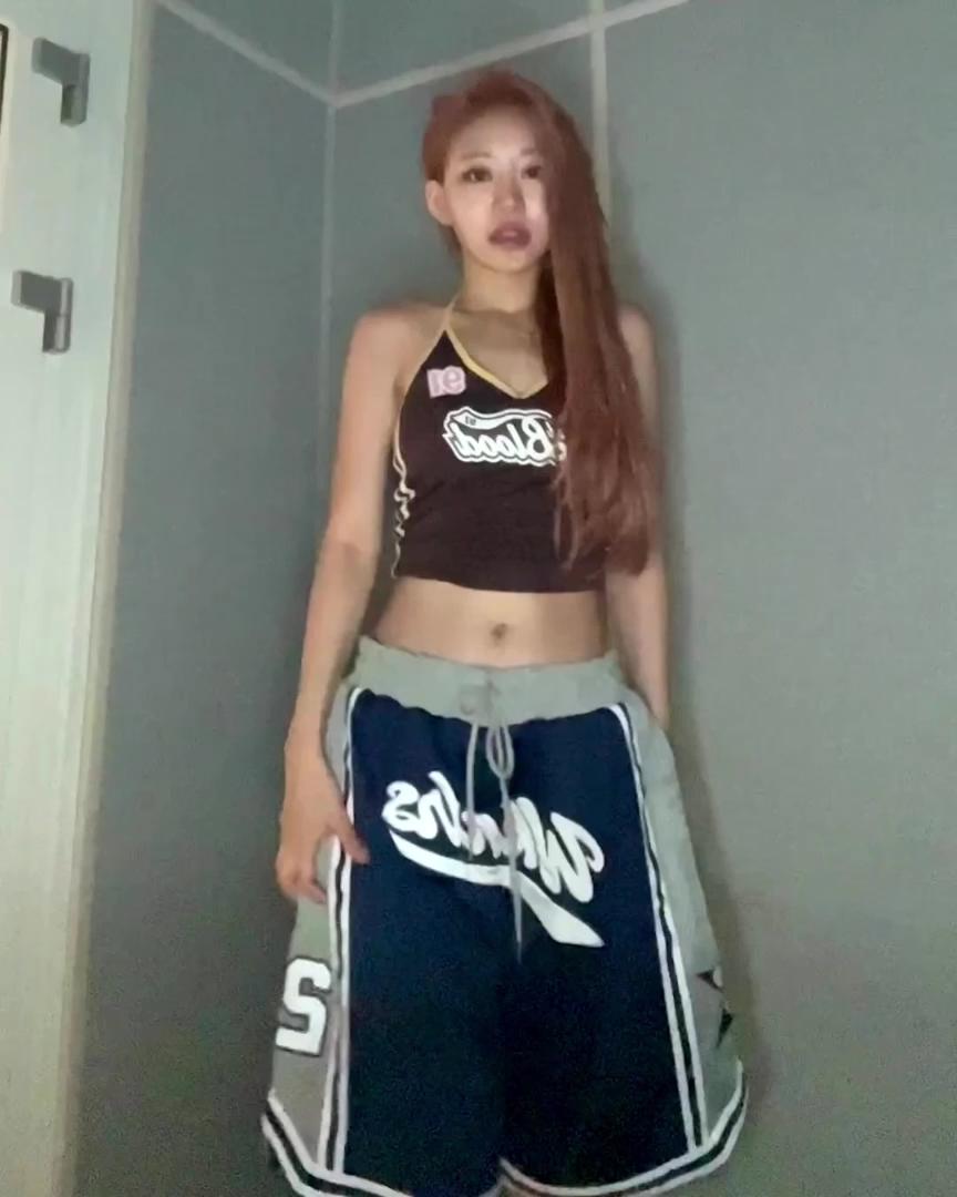 블록코어의 꾸준한 인기🏟️🤍
아이템도 더 다양해진 블록코어🏀셀럽들의 코디법 @참고해🙌🏻
1. 닝닝, 나띠 - 야구 유니폼 + 버뮤다 데님
2. 쥴리, 미연 - 크롭 탑 + 농구 반바지
3. 예인, 미미 - 축구 유니폼 + 화이트 스커트
4. 여연희, 심소영 - 셔츠 + 탱크탑 + 아디다스 쇼츠 이미지