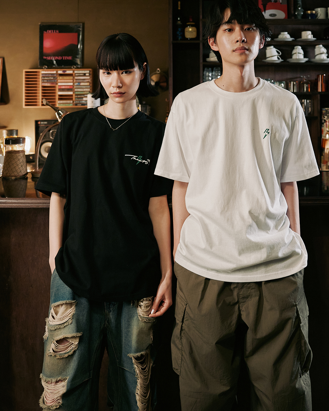 확 끌린다⚡컨디션 X 나무13🌳
힙한 레트로 무드 티셔츠👕잘 어울릴 것 같아 @친구야 #광고

숙취해소 NO.1 컨디션과 트렌디한 시티팝 일러스트레이터 작가 ‘나무13’가 함께 한 콜라보 굿즈가 출시되었습니다. 작가 나무만의 레트로 시티팝 무드가 담긴 티셔츠 2종 출시 뿐만 아니라 컨디션 제품을 최대 50% 할인하여 판매 중이라고 하는데요. 컨디션과 작가 나무가 함께 한 콜라보레이션 굿즈는 이노엔 스마트스토어에서 만나볼 수 있습니다.

대형 컨디션 스틱 경품이 준비되어 있는 ‘나무 13’ 콜라보 굿즈 구매 인증샷 이벤트도 준비되어 있다고 하니 아래 내용을 확인해 보세요!

[컨디션 X 나무 13 콜라보 굿즈 구매 인증샷 이벤트]
- 내용: ‘나무13’ 콜라보 굿즈 티셔츠 구매 인증샷 업로드 시 추첨을 통해 대형 컨디션 스틱 증정
- 방법: 컨디션 SNS 계정(@condition_official) 태그하여 피드 또는 스토리 업로드 (단, 스토리 업로드 시 DM 발송 필수)
- 기간: 7/1 ~ 7/31
- 경품: 대형 컨디션 스틱(박재범 미공개컷 온팩, 당첨자 이름 각인 서비스, 스틱 180포) 이미지4