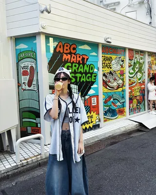 블록코어의 꾸준한 인기🏟️🤍
아이템도 더 다양해진 블록코어🏀셀럽들의 코디법 @참고해🙌🏻
1. 닝닝, 나띠 - 야구 유니폼 + 버뮤다 데님
2. 쥴리, 미연 - 크롭 탑 + 농구 반바지
3. 예인, 미미 - 축구 유니폼 + 화이트 스커트
4. 여연희, 심소영 - 셔츠 + 탱크탑 + 아디다스 쇼츠 이미지