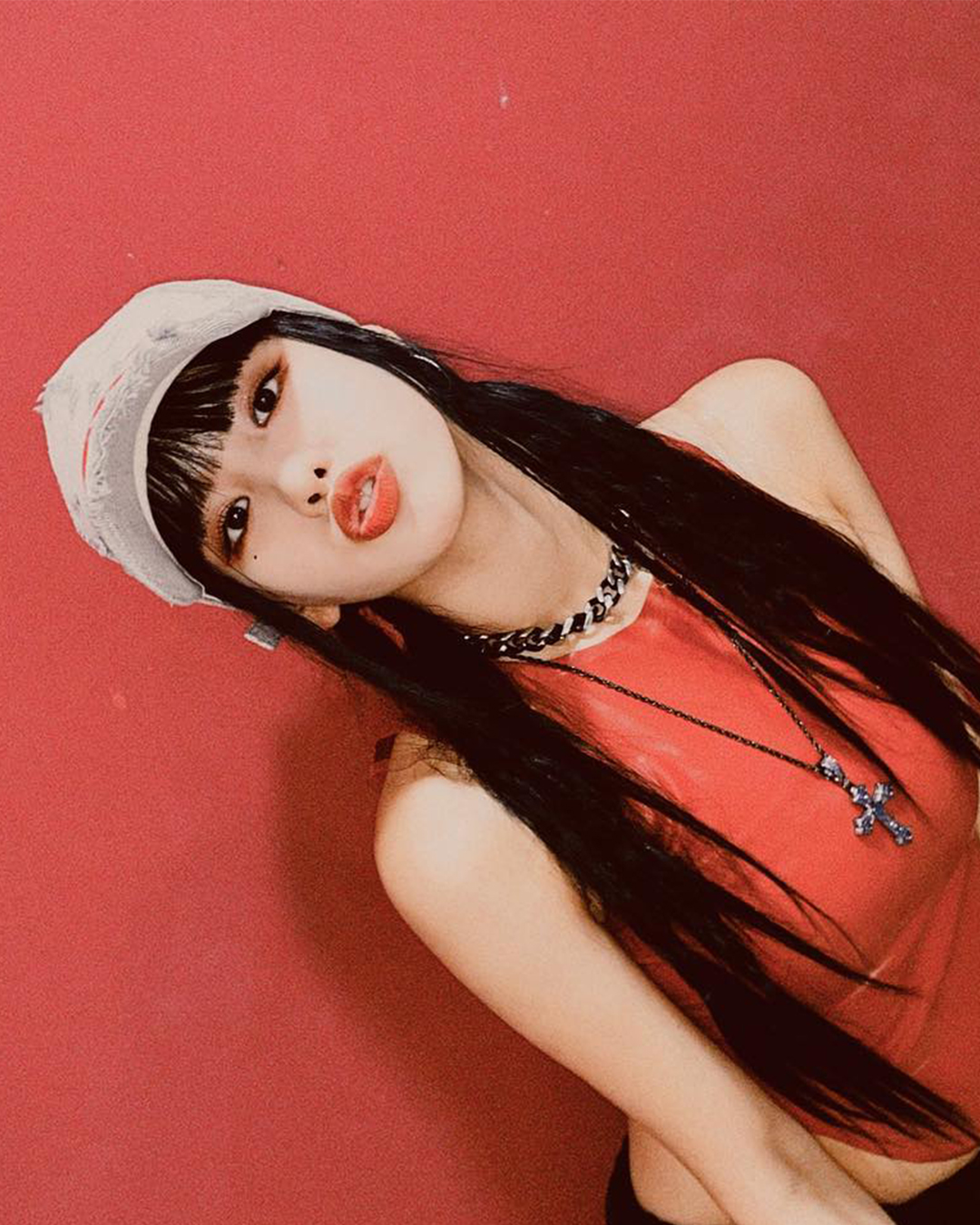여돌들이 말아주는 핫한 Y2K❤️‍🔥
빈티지한 볼캡에 크롭 스타일링🧢링귀걸이까지 더하면 완벽✨ 이미지8