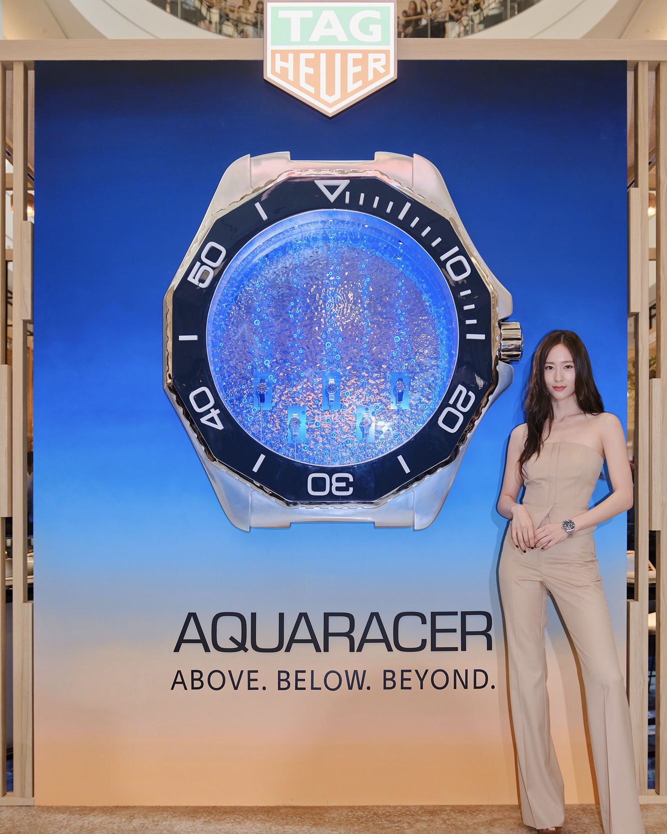 태그호이어 현백 판교⏱️@구경가
아쿠아레이서 프로페셔널 300 출시 팝업 스토어 오픈💙#광고

태그호이어가 아쿠아레이서 프로페셔널 300 컬렉션 출시를 기념하여 팝업 스토어를 오픈했습니다. 도심에서 즐기는 어반 비치 컨셉으로 연출된 이번 팝업은 아쿠아레이서 컬렉션의 생동감 있고 다이내믹한 DNA를 느낄 수 있는 4개 공간으로 구성되어 있는데요. 

팝업 스토어 오픈을 기념해 태그호이어 글로벌 앰버서더인 배우 위하준부터 정수정(크리스탈), 박성훈, 강태오, 세븐틴 원우, 오마이걸 유아가 참석해 아쿠아레이서 컬렉션을 도시의 라이프스타일과 어울리는 세련된 스타일링으로 연출해 눈길을 끌었습니다. 

아쿠아레이서 프로페셔널 300은 헤리티지와 내구성, 탁월한 성능을 상징하며 300M 방수기능, 12면 세라믹 베젤과 깊은 수심에서도 정확한 시간 표시를 보장하는 야광 마커, 탁월한 가독성, 이중 안전 버클 등 기능은 물론, 세련된 디자인과 편안한 착용감으로 도시의 라이프스타일에도 완벽하게 어울리는 스타일을 제안합니다. 

7월 14일까지 현대백화점 판교점에서 진행되는 태그호이어 팝업 스토어에 방문하여 아쿠아레이서 프로페셔널 300 컬렉션을 직접 만나보세요!

[태그호이어 아쿠아레이서 프로페셔널 300 출시 기념 팝업]
- 기간: 7월 4일 ~ 7월 14일
- 장소: 현대백화점 판교점 1층 열린광장 이미지3