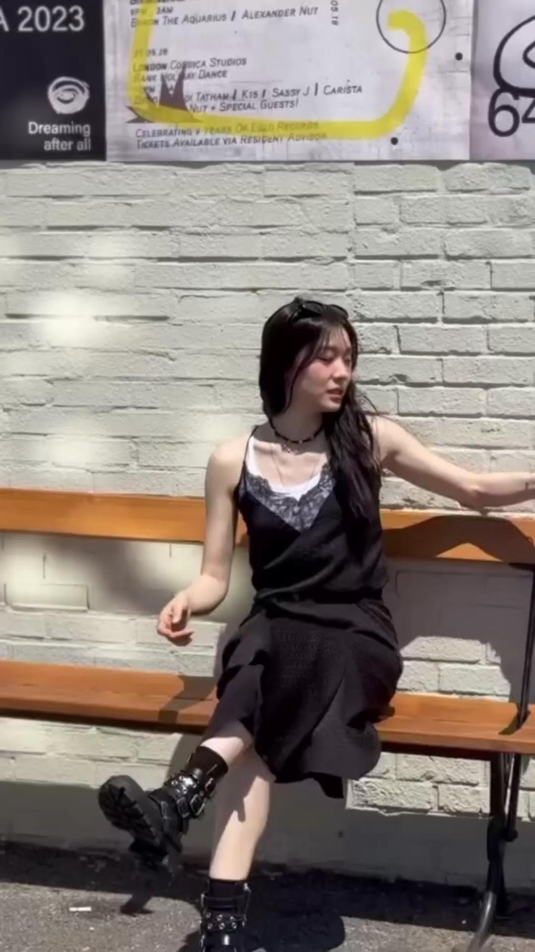 락시크도 잘 어울리는 김연아🖤
쟈딕앤볼테르 원피스에 스커트 레이어드로 더 힙하게 코디⚡️

1. 원피스 - 쟈딕앤볼테르 크리스탈 레이스 드레스, 498달러.

2. 스커트 - 쟈딕앤볼테르 블랙 로고 자카드 미디 실크 스커트, 270달러.

3. 신발 - 자라 트랙 버클 앵클부츠, 4만 9천 9백 원.

4. 선글라스 - 젠틀몬스터 커프 S01, 37만 원. 이미지