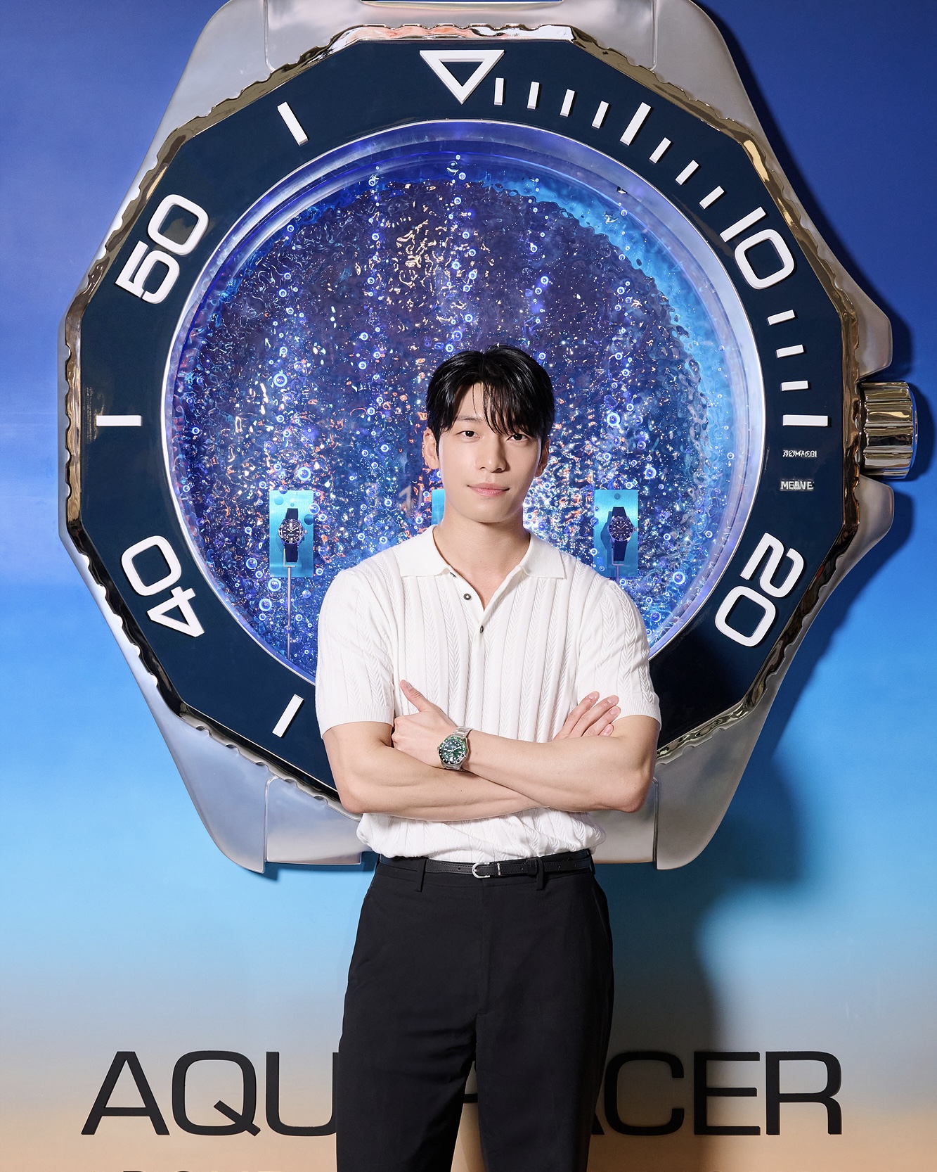 태그호이어 현백 판교⏱️@구경가
아쿠아레이서 프로페셔널 300 출시 팝업 스토어 오픈💙#광고

태그호이어가 아쿠아레이서 프로페셔널 300 컬렉션 출시를 기념하여 팝업 스토어를 오픈했습니다. 도심에서 즐기는 어반 비치 컨셉으로 연출된 이번 팝업은 아쿠아레이서 컬렉션의 생동감 있고 다이내믹한 DNA를 느낄 수 있는 4개 공간으로 구성되어 있는데요. 

팝업 스토어 오픈을 기념해 태그호이어 글로벌 앰버서더인 배우 위하준부터 정수정(크리스탈), 박성훈, 강태오, 세븐틴 원우, 오마이걸 유아가 참석해 아쿠아레이서 컬렉션을 도시의 라이프스타일과 어울리는 세련된 스타일링으로 연출해 눈길을 끌었습니다. 

아쿠아레이서 프로페셔널 300은 헤리티지와 내구성, 탁월한 성능을 상징하며 300M 방수기능, 12면 세라믹 베젤과 깊은 수심에서도 정확한 시간 표시를 보장하는 야광 마커, 탁월한 가독성, 이중 안전 버클 등 기능은 물론, 세련된 디자인과 편안한 착용감으로 도시의 라이프스타일에도 완벽하게 어울리는 스타일을 제안합니다. 

7월 14일까지 현대백화점 판교점에서 진행되는 태그호이어 팝업 스토어에 방문하여 아쿠아레이서 프로페셔널 300 컬렉션을 직접 만나보세요!

[태그호이어 아쿠아레이서 프로페셔널 300 출시 기념 팝업]
- 기간: 7월 4일 ~ 7월 14일
- 장소: 현대백화점 판교점 1층 열린광장 이미지