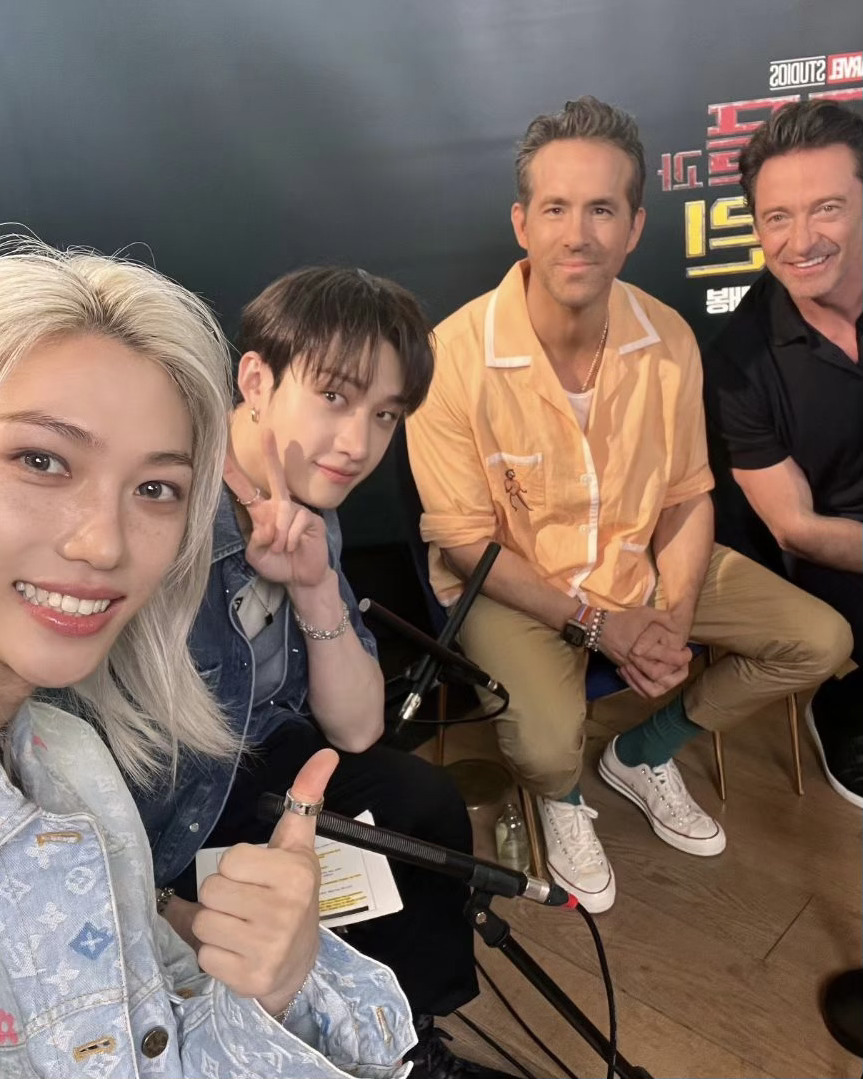 라이언 레이놀즈 스키즈 성덕 인증📸

스트레이 키즈 방찬과 필릭스, 그리고 라이언 레이놀즈와 휴 잭맨이 함께 찍은 사진이 공개됐습니다. 라이언 레이놀즈는 지난 2021년 Mnet ‘킹덤 : 레전더리 워’ 방영 당시 처음 팬심을 드러낸 이후 공식 석상에서 여러 차례 스트레이 키즈에 대한 호감을 표현했는데요. 대면 만남은 이번이 처음으로 함께 찍은 사진과 영상으로 ‘성덕’을 인증했습니다. 이미지1