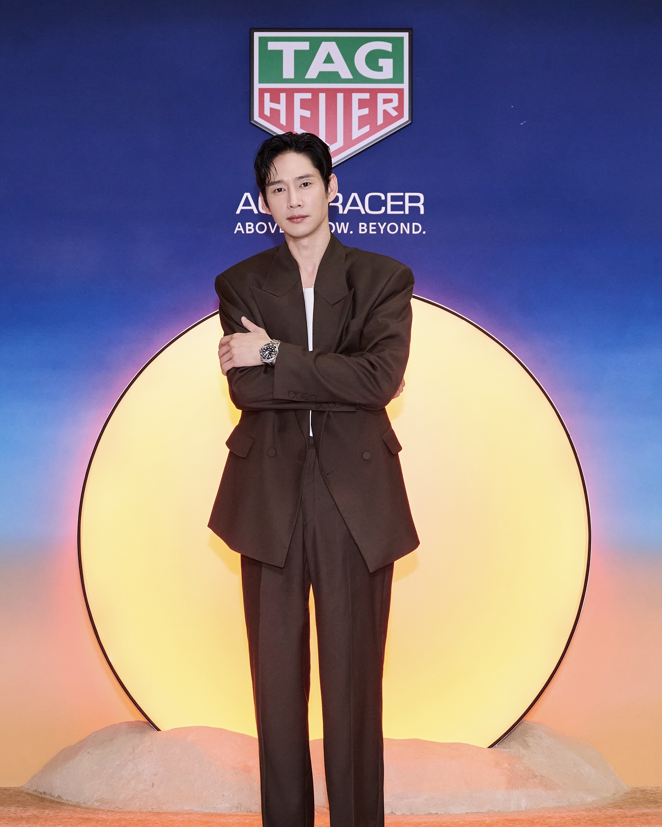 태그호이어 현백 판교⏱️@구경가
아쿠아레이서 프로페셔널 300 출시 팝업 스토어 오픈💙#광고

태그호이어가 아쿠아레이서 프로페셔널 300 컬렉션 출시를 기념하여 팝업 스토어를 오픈했습니다. 도심에서 즐기는 어반 비치 컨셉으로 연출된 이번 팝업은 아쿠아레이서 컬렉션의 생동감 있고 다이내믹한 DNA를 느낄 수 있는 4개 공간으로 구성되어 있는데요. 

팝업 스토어 오픈을 기념해 태그호이어 글로벌 앰버서더인 배우 위하준부터 정수정(크리스탈), 박성훈, 강태오, 세븐틴 원우, 오마이걸 유아가 참석해 아쿠아레이서 컬렉션을 도시의 라이프스타일과 어울리는 세련된 스타일링으로 연출해 눈길을 끌었습니다. 

아쿠아레이서 프로페셔널 300은 헤리티지와 내구성, 탁월한 성능을 상징하며 300M 방수기능, 12면 세라믹 베젤과 깊은 수심에서도 정확한 시간 표시를 보장하는 야광 마커, 탁월한 가독성, 이중 안전 버클 등 기능은 물론, 세련된 디자인과 편안한 착용감으로 도시의 라이프스타일에도 완벽하게 어울리는 스타일을 제안합니다. 

7월 14일까지 현대백화점 판교점에서 진행되는 태그호이어 팝업 스토어에 방문하여 아쿠아레이서 프로페셔널 300 컬렉션을 직접 만나보세요!

[태그호이어 아쿠아레이서 프로페셔널 300 출시 기념 팝업]
- 기간: 7월 4일 ~ 7월 14일
- 장소: 현대백화점 판교점 1층 열린광장 이미지2