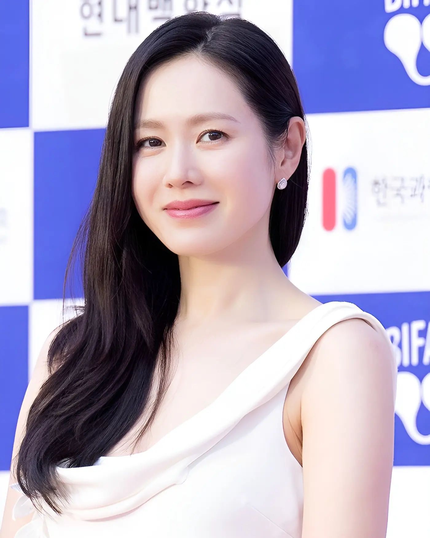 이게 어떻게 출산한 몸매야..🤍

어제(4일) ‘제28회 부천국제판타스틱영화제’ 개막식 레드 카펫 행사에 참여한 손예진. 화이트 드레스를 입고 청순한 미모를 자랑하며 레드 카펫을 빛냈는데요. 배우로서 공식 석상에 선 건 2022년 11월 출산 이후 처음이죠. 손예진은 올해의 ‘배우 특별전’ 주인공에 선정되어 다채로운 행사와 대표작 상영을 통해 23년 연기 세계를 집중 조명하고, 영화 팬들과 소통 자리를 마련할 예정입니다. 이미지