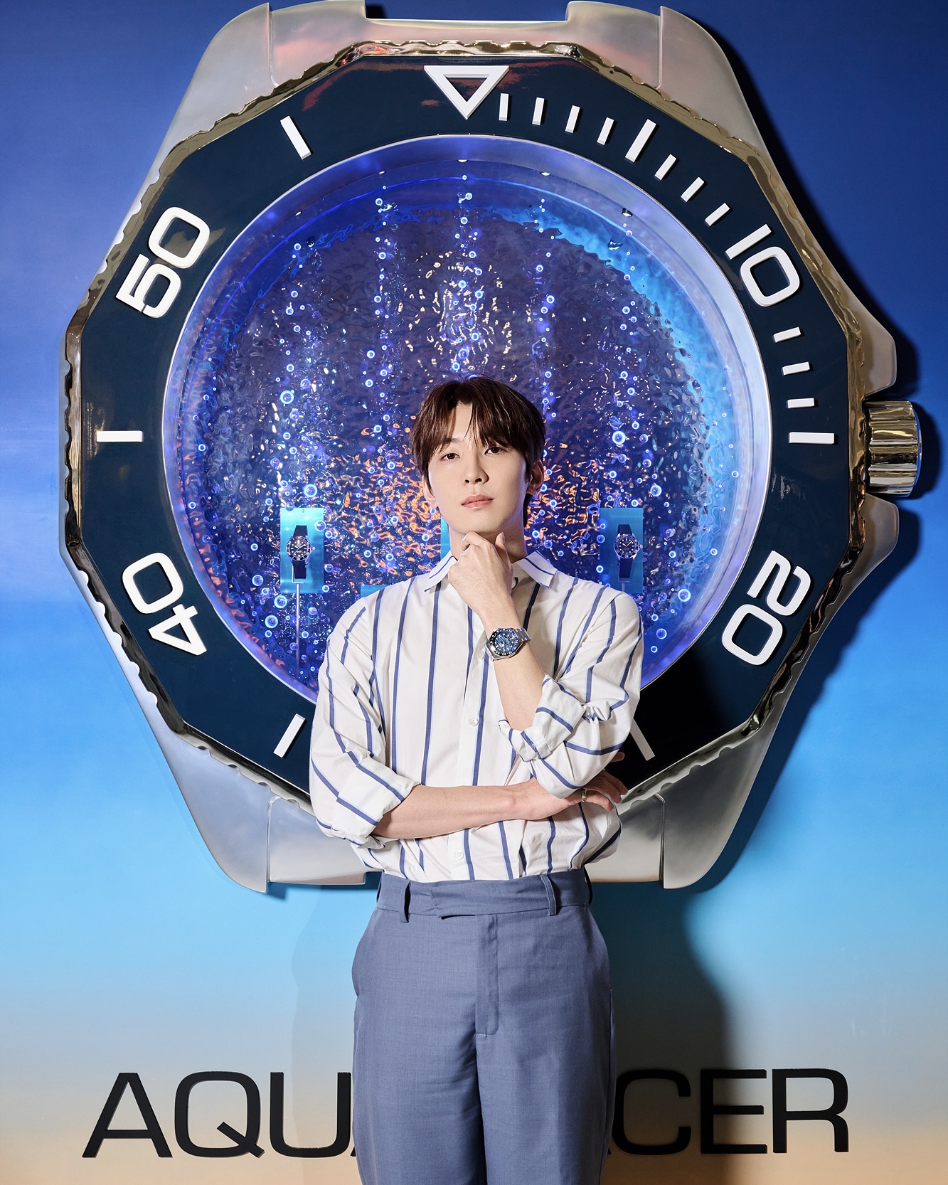 태그호이어 현백 판교⏱️@구경가
아쿠아레이서 프로페셔널 300 출시 팝업 스토어 오픈💙#광고

태그호이어가 아쿠아레이서 프로페셔널 300 컬렉션 출시를 기념하여 팝업 스토어를 오픈했습니다. 도심에서 즐기는 어반 비치 컨셉으로 연출된 이번 팝업은 아쿠아레이서 컬렉션의 생동감 있고 다이내믹한 DNA를 느낄 수 있는 4개 공간으로 구성되어 있는데요. 

팝업 스토어 오픈을 기념해 태그호이어 글로벌 앰버서더인 배우 위하준부터 정수정(크리스탈), 박성훈, 강태오, 세븐틴 원우, 오마이걸 유아가 참석해 아쿠아레이서 컬렉션을 도시의 라이프스타일과 어울리는 세련된 스타일링으로 연출해 눈길을 끌었습니다. 

아쿠아레이서 프로페셔널 300은 헤리티지와 내구성, 탁월한 성능을 상징하며 300M 방수기능, 12면 세라믹 베젤과 깊은 수심에서도 정확한 시간 표시를 보장하는 야광 마커, 탁월한 가독성, 이중 안전 버클 등 기능은 물론, 세련된 디자인과 편안한 착용감으로 도시의 라이프스타일에도 완벽하게 어울리는 스타일을 제안합니다. 

7월 14일까지 현대백화점 판교점에서 진행되는 태그호이어 팝업 스토어에 방문하여 아쿠아레이서 프로페셔널 300 컬렉션을 직접 만나보세요!

[태그호이어 아쿠아레이서 프로페셔널 300 출시 기념 팝업]
- 기간: 7월 4일 ~ 7월 14일
- 장소: 현대백화점 판교점 1층 열린광장 이미지5