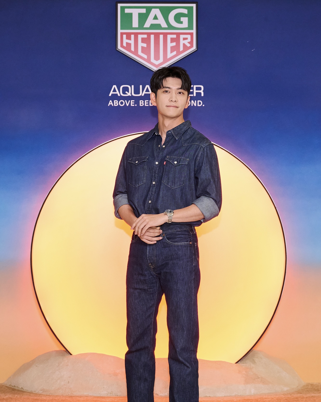 태그호이어 현백 판교⏱️@구경가
아쿠아레이서 프로페셔널 300 출시 팝업 스토어 오픈💙#광고

태그호이어가 아쿠아레이서 프로페셔널 300 컬렉션 출시를 기념하여 팝업 스토어를 오픈했습니다. 도심에서 즐기는 어반 비치 컨셉으로 연출된 이번 팝업은 아쿠아레이서 컬렉션의 생동감 있고 다이내믹한 DNA를 느낄 수 있는 4개 공간으로 구성되어 있는데요. 

팝업 스토어 오픈을 기념해 태그호이어 글로벌 앰버서더인 배우 위하준부터 정수정(크리스탈), 박성훈, 강태오, 세븐틴 원우, 오마이걸 유아가 참석해 아쿠아레이서 컬렉션을 도시의 라이프스타일과 어울리는 세련된 스타일링으로 연출해 눈길을 끌었습니다. 

아쿠아레이서 프로페셔널 300은 헤리티지와 내구성, 탁월한 성능을 상징하며 300M 방수기능, 12면 세라믹 베젤과 깊은 수심에서도 정확한 시간 표시를 보장하는 야광 마커, 탁월한 가독성, 이중 안전 버클 등 기능은 물론, 세련된 디자인과 편안한 착용감으로 도시의 라이프스타일에도 완벽하게 어울리는 스타일을 제안합니다. 

7월 14일까지 현대백화점 판교점에서 진행되는 태그호이어 팝업 스토어에 방문하여 아쿠아레이서 프로페셔널 300 컬렉션을 직접 만나보세요!

[태그호이어 아쿠아레이서 프로페셔널 300 출시 기념 팝업]
- 기간: 7월 4일 ~ 7월 14일
- 장소: 현대백화점 판교점 1층 열린광장 이미지4