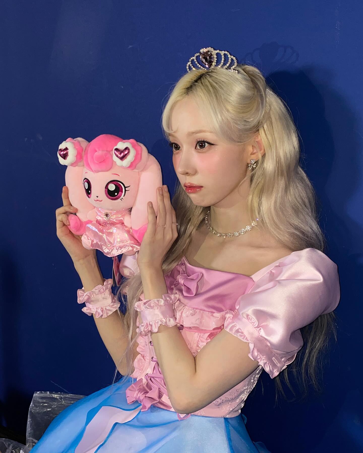 공주가 되기로 작정한 김민저이💖

윈터가 하츄핑 인형과 함께 찍은 투 샷을 게재하며 하츄핑을 향한 애정을 직접 드러냈습니다. 윈터는 애니메이션 영화 ‘사랑의 하츄핑’ OST ‘처음 본 순간’에 참여했는데요. 비주얼뿐만 아니라 맑고 청아한 목소리와 뛰어난 감정 표현 능력, 섬세한 디테일로 OST를 완벽하게 완성해 작품을 기대하게 했죠. 특히 운명 같은 닮은 꼴들의 만남에 대해 “온라인에서 하츄핑과 닮은 꼴로 회자되기 전에 OST 녹음을 마쳤다”며 “OST와 콘텐츠들도 공개되면 팬분들도 너무너무 좋아해 주실 것 같다”고 기대감을 드러냈습니다. 이미지