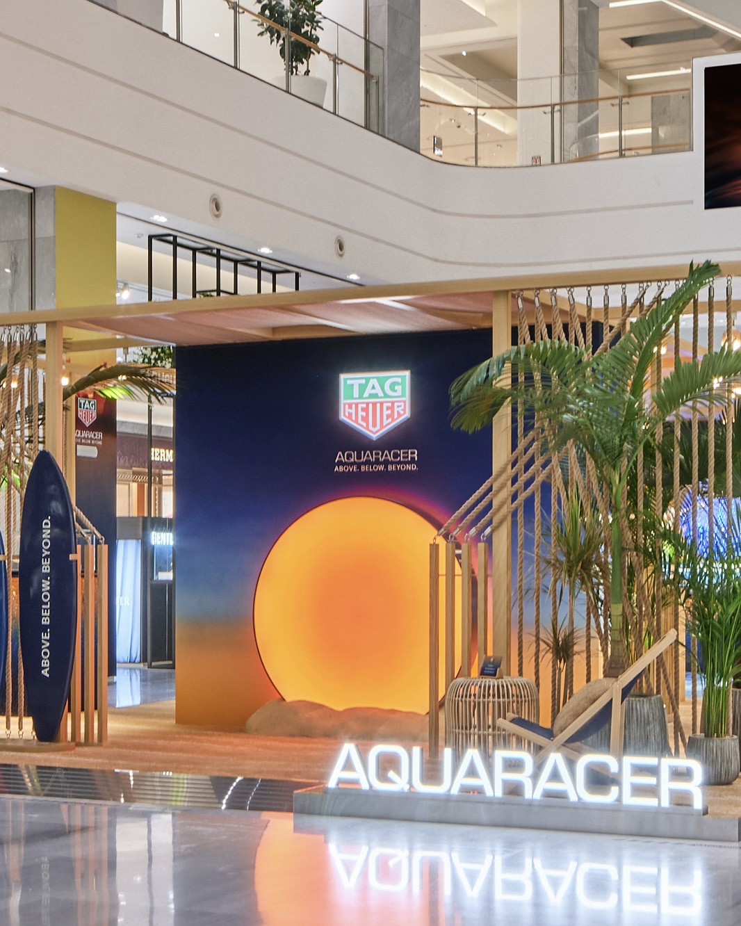 태그호이어 현백 판교⏱️@구경가
아쿠아레이서 프로페셔널 300 출시 팝업 스토어 오픈💙#광고

태그호이어가 아쿠아레이서 프로페셔널 300 컬렉션 출시를 기념하여 팝업 스토어를 오픈했습니다. 도심에서 즐기는 어반 비치 컨셉으로 연출된 이번 팝업은 아쿠아레이서 컬렉션의 생동감 있고 다이내믹한 DNA를 느낄 수 있는 4개 공간으로 구성되어 있는데요. 

팝업 스토어 오픈을 기념해 태그호이어 글로벌 앰버서더인 배우 위하준부터 정수정(크리스탈), 박성훈, 강태오, 세븐틴 원우, 오마이걸 유아가 참석해 아쿠아레이서 컬렉션을 도시의 라이프스타일과 어울리는 세련된 스타일링으로 연출해 눈길을 끌었습니다. 

아쿠아레이서 프로페셔널 300은 헤리티지와 내구성, 탁월한 성능을 상징하며 300M 방수기능, 12면 세라믹 베젤과 깊은 수심에서도 정확한 시간 표시를 보장하는 야광 마커, 탁월한 가독성, 이중 안전 버클 등 기능은 물론, 세련된 디자인과 편안한 착용감으로 도시의 라이프스타일에도 완벽하게 어울리는 스타일을 제안합니다. 

7월 14일까지 현대백화점 판교점에서 진행되는 태그호이어 팝업 스토어에 방문하여 아쿠아레이서 프로페셔널 300 컬렉션을 직접 만나보세요!

[태그호이어 아쿠아레이서 프로페셔널 300 출시 기념 팝업]
- 기간: 7월 4일 ~ 7월 14일
- 장소: 현대백화점 판교점 1층 열린광장 이미지8