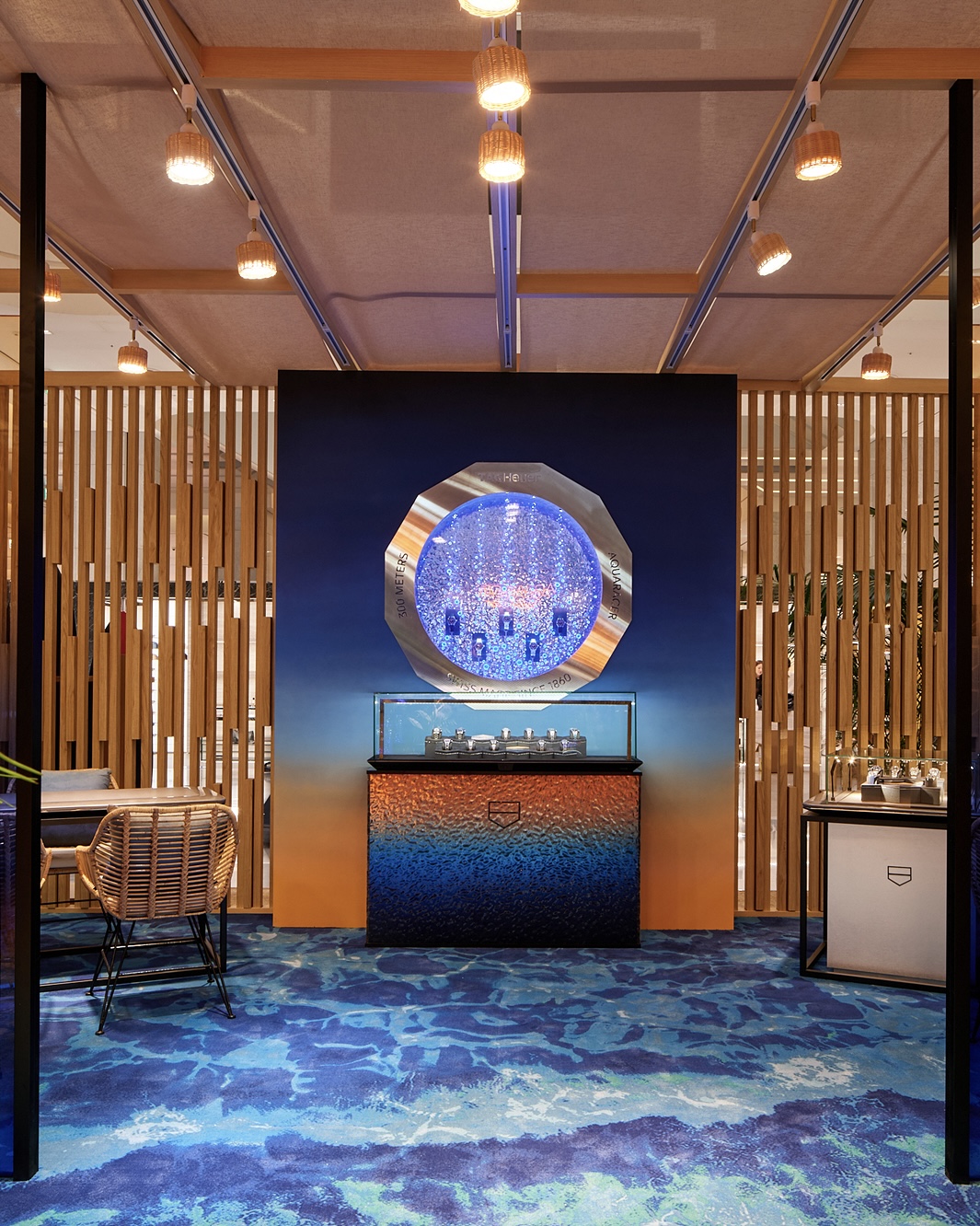 태그호이어 현백 판교⏱️@구경가
아쿠아레이서 프로페셔널 300 출시 팝업 스토어 오픈💙#광고

태그호이어가 아쿠아레이서 프로페셔널 300 컬렉션 출시를 기념하여 팝업 스토어를 오픈했습니다. 도심에서 즐기는 어반 비치 컨셉으로 연출된 이번 팝업은 아쿠아레이서 컬렉션의 생동감 있고 다이내믹한 DNA를 느낄 수 있는 4개 공간으로 구성되어 있는데요. 

팝업 스토어 오픈을 기념해 태그호이어 글로벌 앰버서더인 배우 위하준부터 정수정(크리스탈), 박성훈, 강태오, 세븐틴 원우, 오마이걸 유아가 참석해 아쿠아레이서 컬렉션을 도시의 라이프스타일과 어울리는 세련된 스타일링으로 연출해 눈길을 끌었습니다. 

아쿠아레이서 프로페셔널 300은 헤리티지와 내구성, 탁월한 성능을 상징하며 300M 방수기능, 12면 세라믹 베젤과 깊은 수심에서도 정확한 시간 표시를 보장하는 야광 마커, 탁월한 가독성, 이중 안전 버클 등 기능은 물론, 세련된 디자인과 편안한 착용감으로 도시의 라이프스타일에도 완벽하게 어울리는 스타일을 제안합니다. 

7월 14일까지 현대백화점 판교점에서 진행되는 태그호이어 팝업 스토어에 방문하여 아쿠아레이서 프로페셔널 300 컬렉션을 직접 만나보세요!

[태그호이어 아쿠아레이서 프로페셔널 300 출시 기념 팝업]
- 기간: 7월 4일 ~ 7월 14일
- 장소: 현대백화점 판교점 1층 열린광장 이미지7