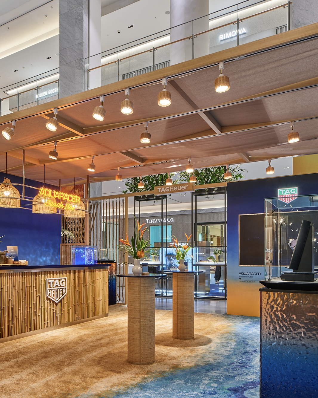 태그호이어 현백 판교⏱️@구경가
아쿠아레이서 프로페셔널 300 출시 팝업 스토어 오픈💙#광고

태그호이어가 아쿠아레이서 프로페셔널 300 컬렉션 출시를 기념하여 팝업 스토어를 오픈했습니다. 도심에서 즐기는 어반 비치 컨셉으로 연출된 이번 팝업은 아쿠아레이서 컬렉션의 생동감 있고 다이내믹한 DNA를 느낄 수 있는 4개 공간으로 구성되어 있는데요. 

팝업 스토어 오픈을 기념해 태그호이어 글로벌 앰버서더인 배우 위하준부터 정수정(크리스탈), 박성훈, 강태오, 세븐틴 원우, 오마이걸 유아가 참석해 아쿠아레이서 컬렉션을 도시의 라이프스타일과 어울리는 세련된 스타일링으로 연출해 눈길을 끌었습니다. 

아쿠아레이서 프로페셔널 300은 헤리티지와 내구성, 탁월한 성능을 상징하며 300M 방수기능, 12면 세라믹 베젤과 깊은 수심에서도 정확한 시간 표시를 보장하는 야광 마커, 탁월한 가독성, 이중 안전 버클 등 기능은 물론, 세련된 디자인과 편안한 착용감으로 도시의 라이프스타일에도 완벽하게 어울리는 스타일을 제안합니다. 

7월 14일까지 현대백화점 판교점에서 진행되는 태그호이어 팝업 스토어에 방문하여 아쿠아레이서 프로페셔널 300 컬렉션을 직접 만나보세요!

[태그호이어 아쿠아레이서 프로페셔널 300 출시 기념 팝업]
- 기간: 7월 4일 ~ 7월 14일
- 장소: 현대백화점 판교점 1층 열린광장 이미지9