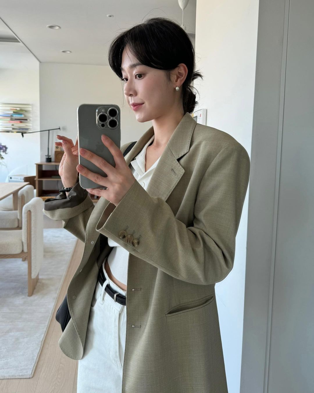 미니멀해🤍🖤흰바지+검정벨트 이미지"