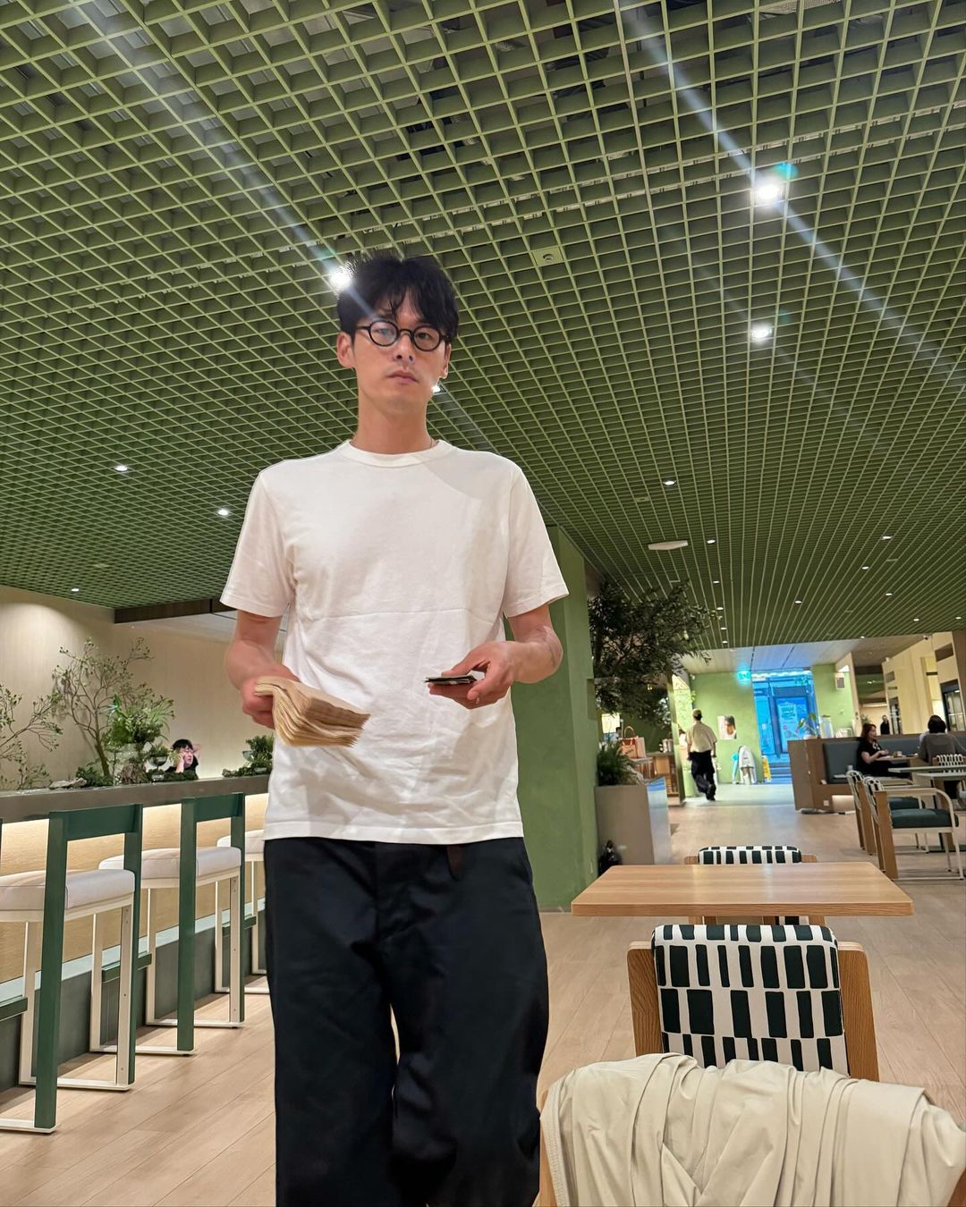 여름엔 흰 검이 국룰🎱 이미지