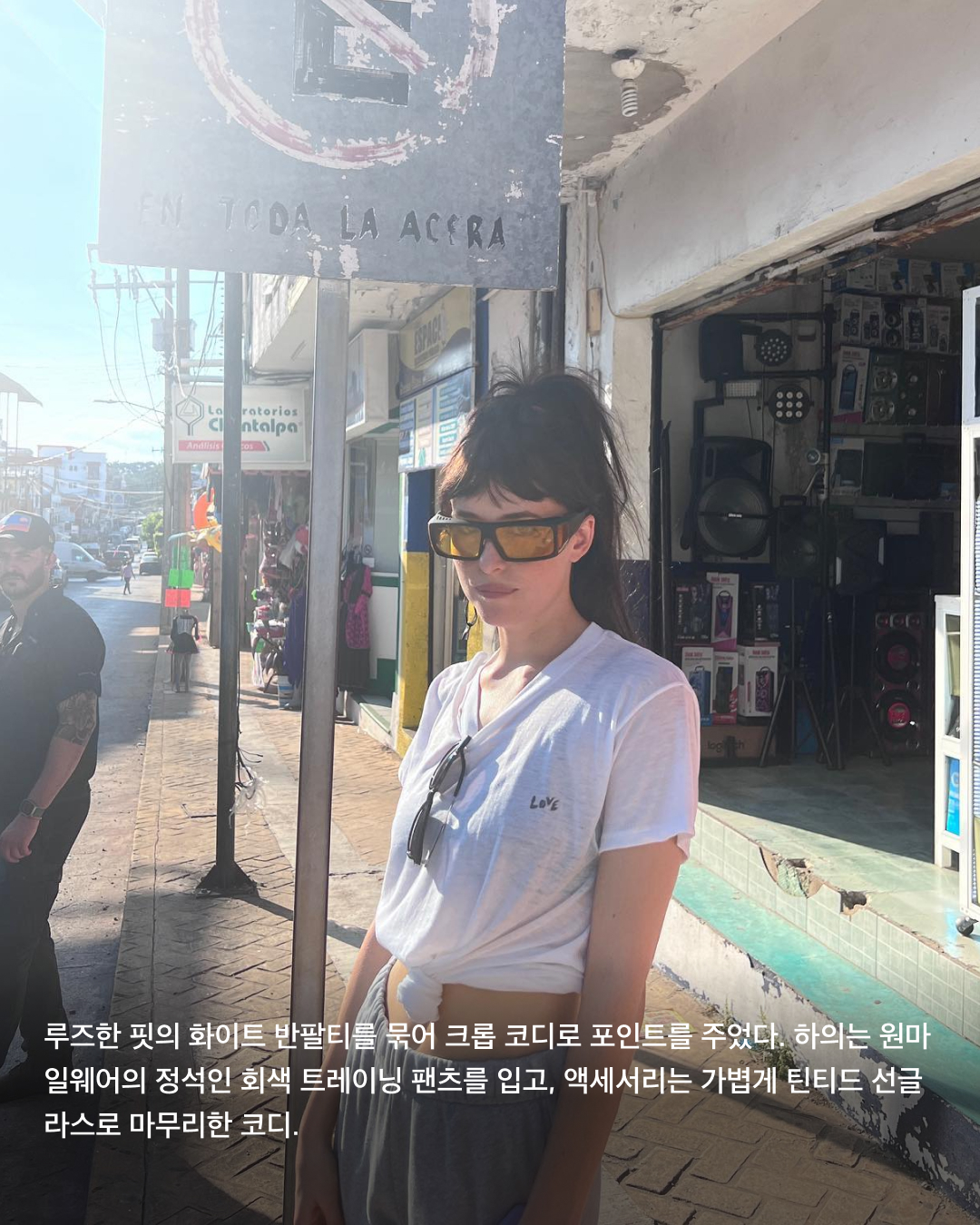 꾸안꾸 스타일링의 정석🤍💙@다코타 존슨

정말 따라 입고 싶은 여름철 스타일링의 교과서, 바로 다코타 존슨입니다. 크리스 마틴과 오랜 기간 열애 중인 그녀는 꾸민 듯 안 꾸민 듯 자연스러운 스타일로 할리우드 대표 사복 패셔니스타가 되었는데요. 수수하지만 매력적인, 편안하면서도 따라 입기 쉬운 그녀의 여름 코디를 소개합니다. 슬라이드로 확인해 보세요!💚

크롭톱과 와이드팬츠에 셔츠를 재킷처럼 가볍게 걸친 다코타 존슨. 가벼운 옷차림에 알맞게 신발은 메쉬 소재의 플랫을 신었다. 대담한 사이즈의 스테이트먼트 링과 진주 귀걸이, 선글라스로 액세서리까지 완성.

간단한 그래픽 티셔츠와 데님으로 꾸안꾸 스타일링의 정석을 보여준 다코타 존슨. 그녀의 애정템으로 유명한 구찌 로퍼로 코디를 완성했다.

루즈한 핏의 화이트 반팔티를 묶어 크롭 코디로 포인트를 주었다. 하의는 원마일웨어의 정석인 회색 트레이닝 팬츠를 입고, 액세서리는 가볍게 틴티드 선글라스로 마무리한 코디.

반려견 산책룩이 화제가 된 다코타 존슨. 레드 제플린 그래픽 티셔츠에 디스트로이드 진, 파란색 플랫 슈즈로 꾸안꾸룩을 완성했다. 챙이 넓은 검정색 더비햇도 코디의 중요한 포인트.

루즈한 핏의 셔츠는 꾸안꾸 스타일링에 클래식한 무드를 한 스푼 더한다. 다코타 존슨은 와이드한 핏의 데님과 루즈한 셔츠만으로 분위기를 완성했다. 

민소매 상의는 어깨라인을 강조하는 데 최적의 아이템이다. 민소매와 와이드 슬랙스로 편안하면서도 체형을 살리는 일상룩을 완성하고, 밋밋할 수 있는 코디는 반스 체커보드로 포인트를 주었다. 이미지4