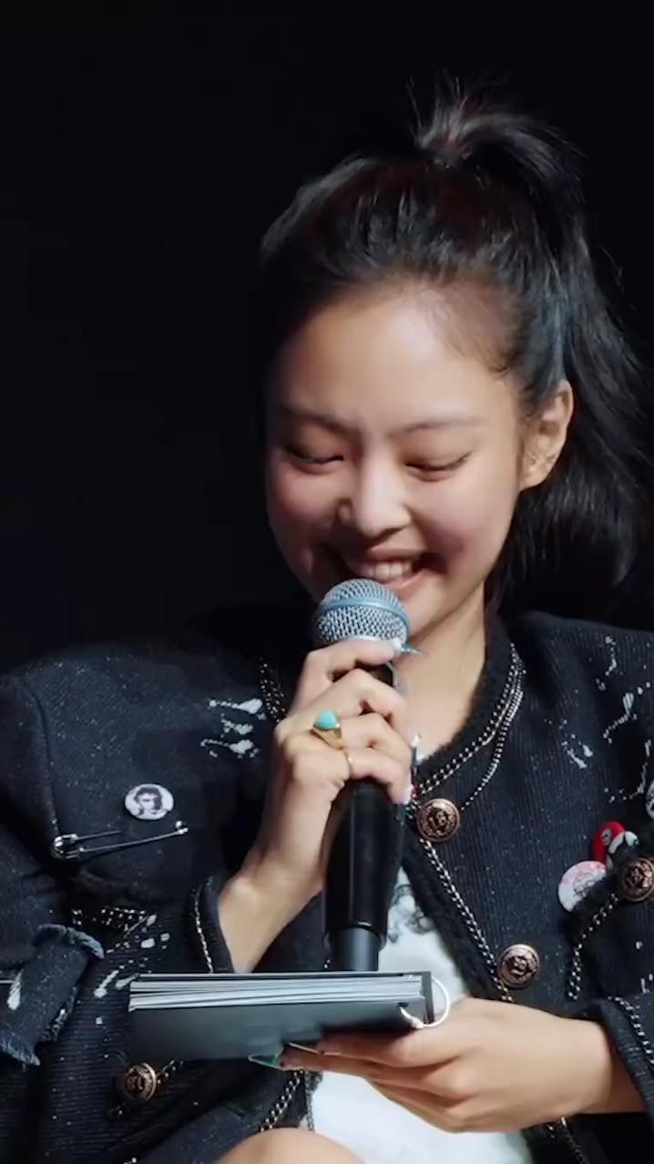 빌리와 제니의 만남💚🖤
둘다 사랑스럽고.. 코디템 다 예쁘고.. 제니 유창한 영어에 녹고🫠 이미지