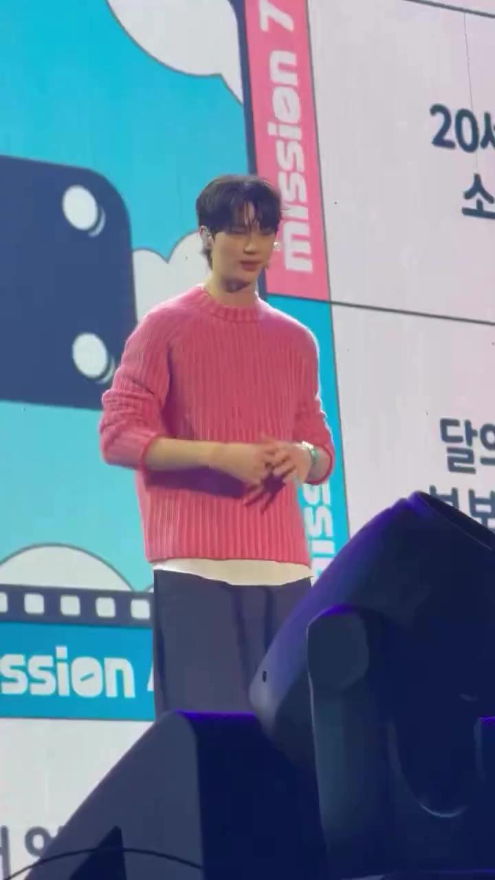 사랑스런 우석이로 월요병 극복🩷

지난 6일과 7일, 양일간 변우석의 서울 팬미팅이 성황리에 마무리됐습니다. 변우석은 드라마 속 명장면을 재연하거나, 모델 워킹, 춤추기 챌린지 등 다양한 무대로 팬들과 소통하며 뜻깊은 시간을 보냈는데요. 특히 춤추기 챌린지에서 부끄러워하는 모습에 팬들은 더욱 열광하기도 했죠. 변우석은 팬미팅이 끝난 후에도 SNS 메시지로 쏟아진 감사 인사를 하나하나 공유하며 애정을 표해 훈훈함을 더했습니다. 이미지