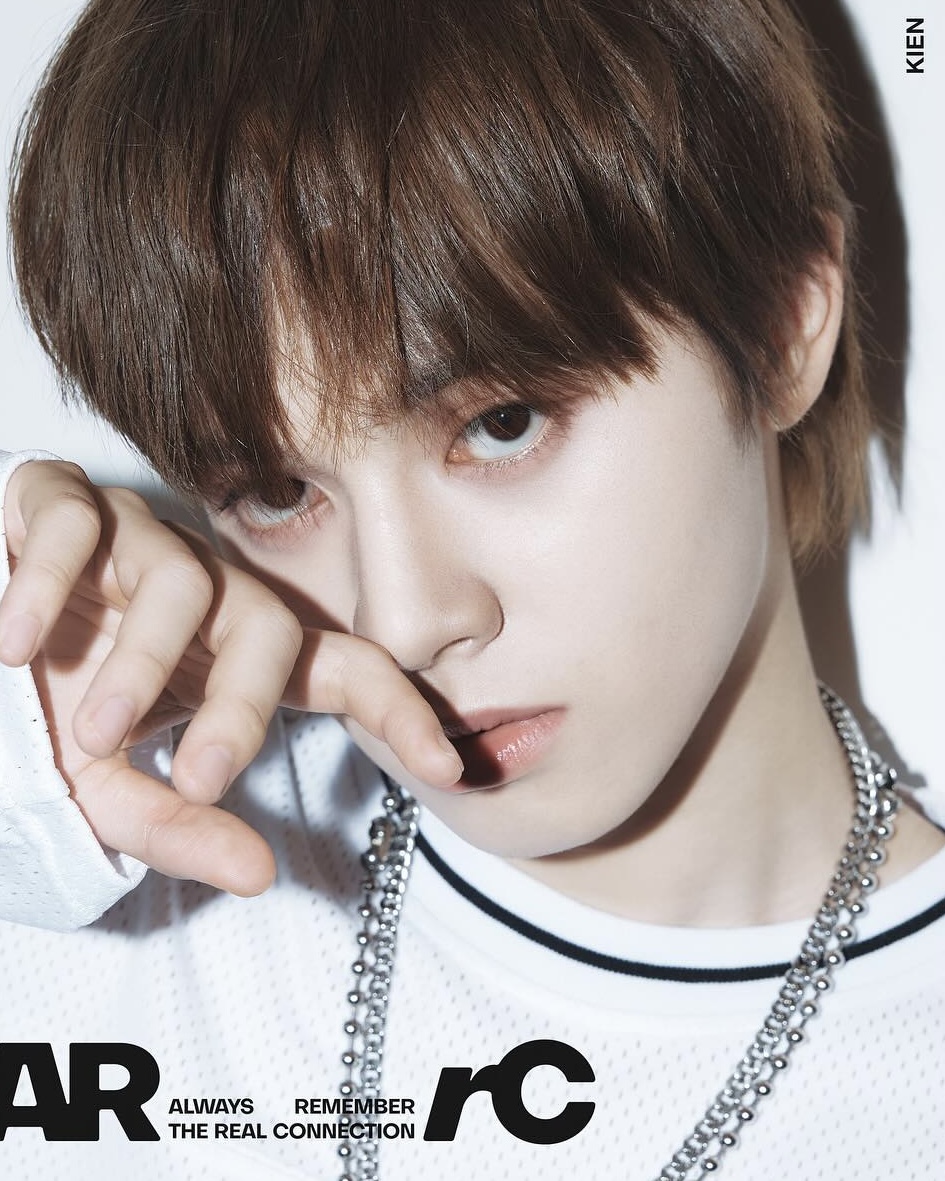 미스틱 신인 남돌 프로필 공개🙌🏻
종합 엔터테인먼트 미스틱스토리의 신인 보이그룹 ‘아크(ARrC)’가 오늘(8일) 공식 SNS 오픈과 함께 로고 모션과 프로필을 공개했습니다. 현재 미스틱스토리에는 윤종신, 김이나, 김영철, 데이브레이크, 손태진, 루시, 빌리 등이 소속돼있는 가운데 보이그룹 론칭은 이번이 처음인데요. 한국을 포함한 다국적 멤버로 구성됐으며 이 중 지우는 과거 마크툽, 구윤회의 ‘Marry Me’를 커버한 영상으로 820만 뷰를 기록, 현민은 Mnet ‘보이즈 플래닛’에서 눈도장을 찍은 멤버로 오는 8월 가요계에 공식 데뷔할 예정입니다. 이미지7