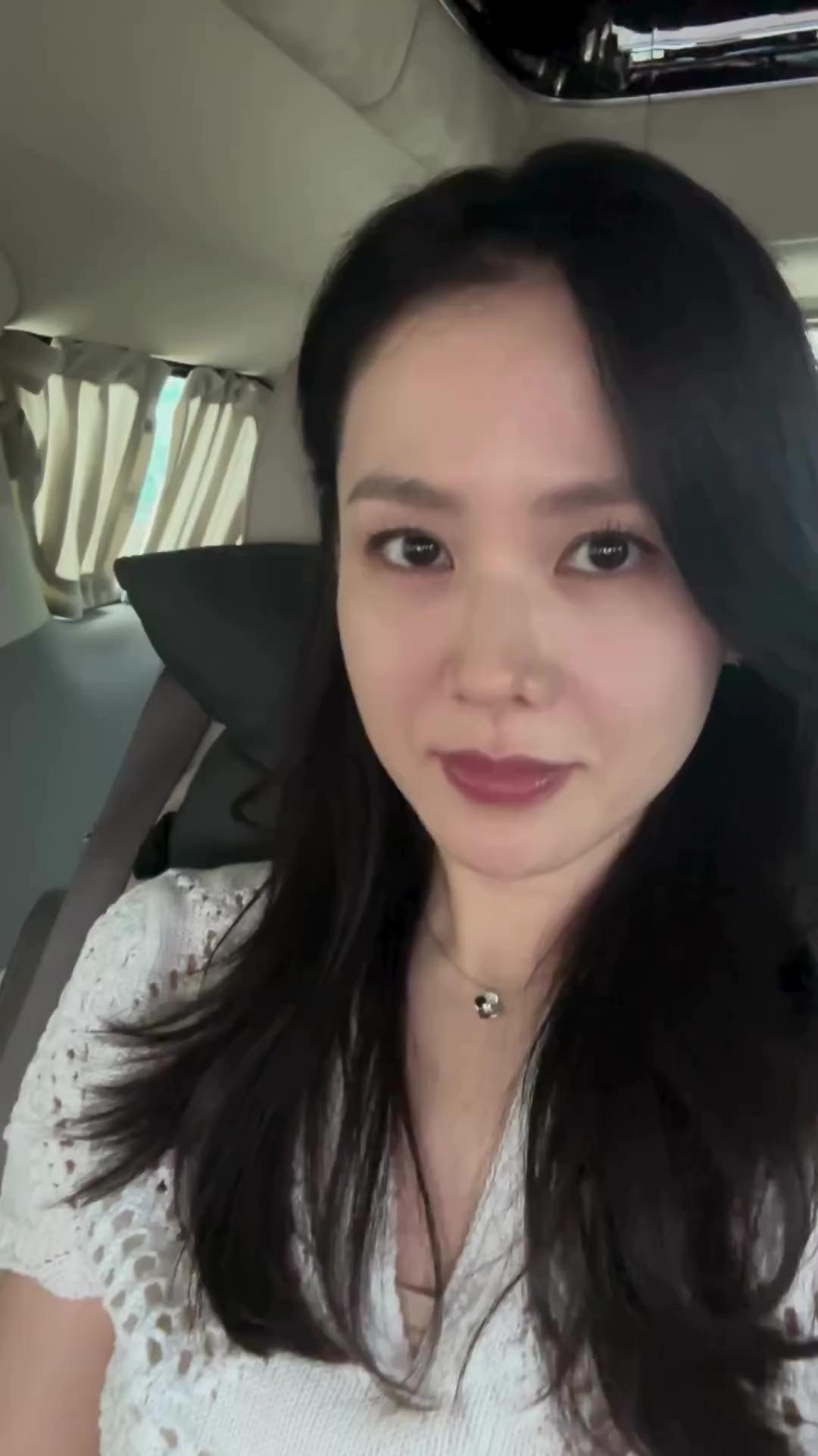 진심 너무 독보적이세요…🤍❤️출산 후에도 클래식한 예진핸드 언니 미모력 근황🖐🏻 이미지