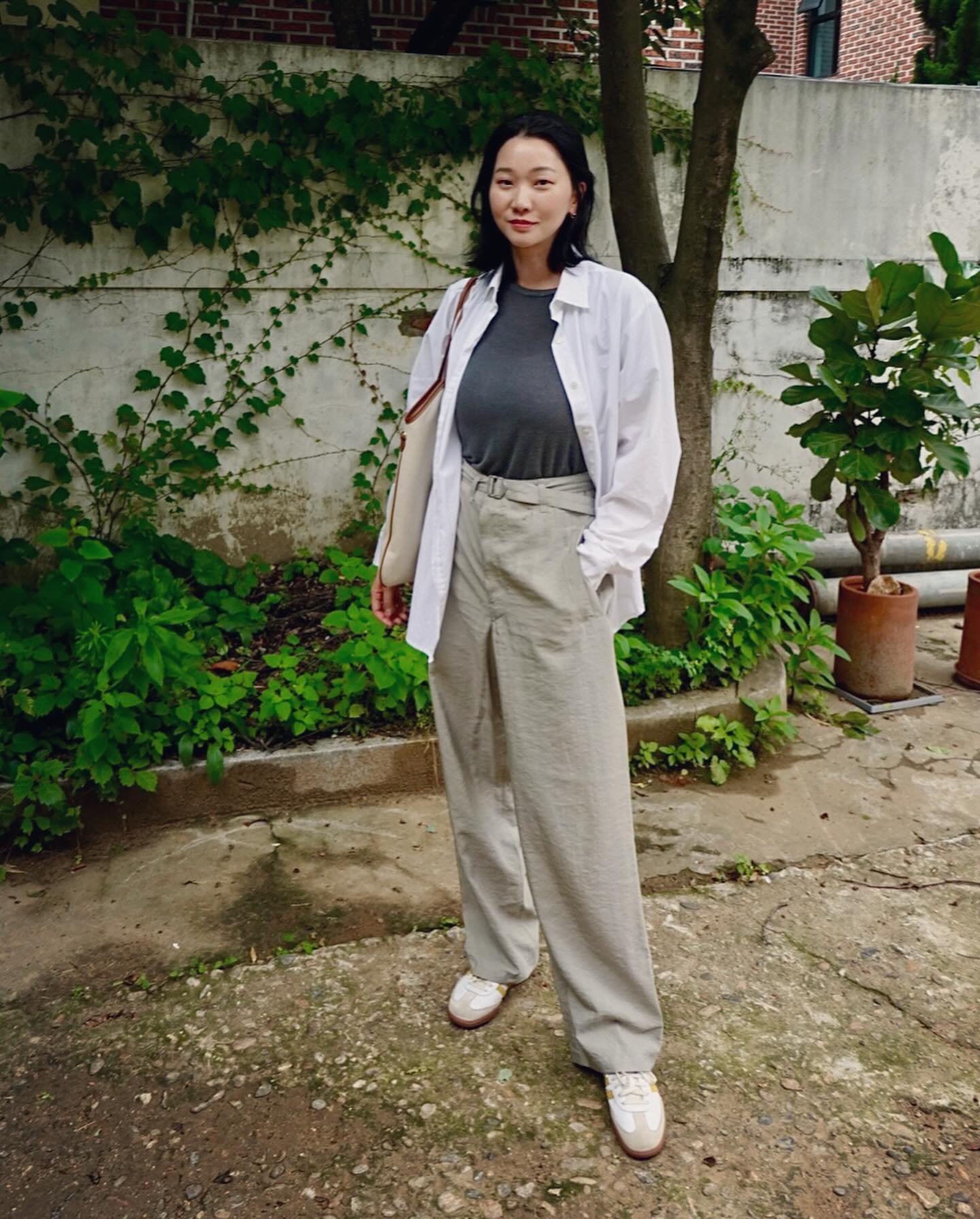 윤주언니처럼 남자 옷은 이렇게✅
기본 티셔츠는 넣어 입거나 or 이너로 활용 이미지2